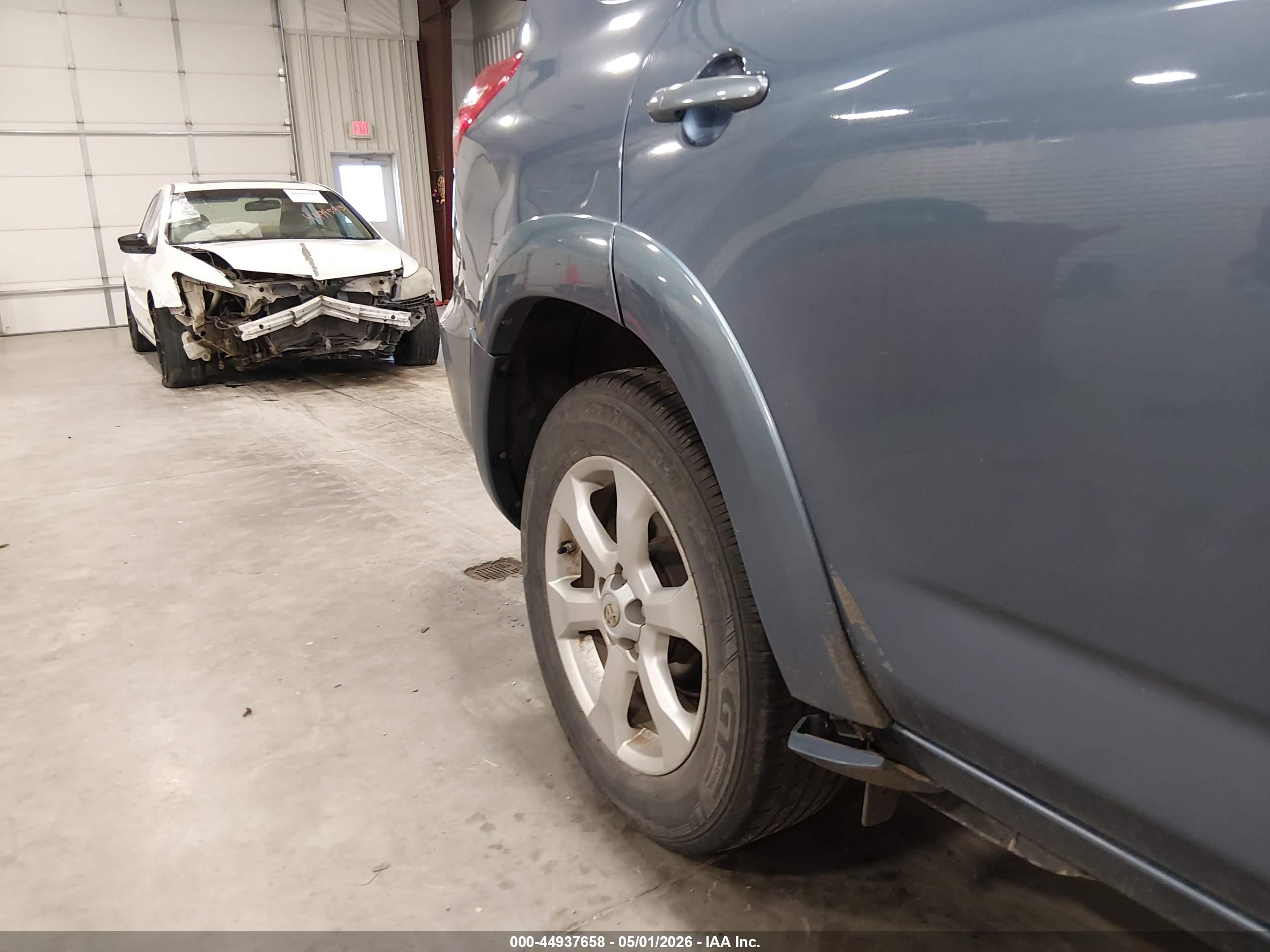 TOYOTA RAV4 image 6
