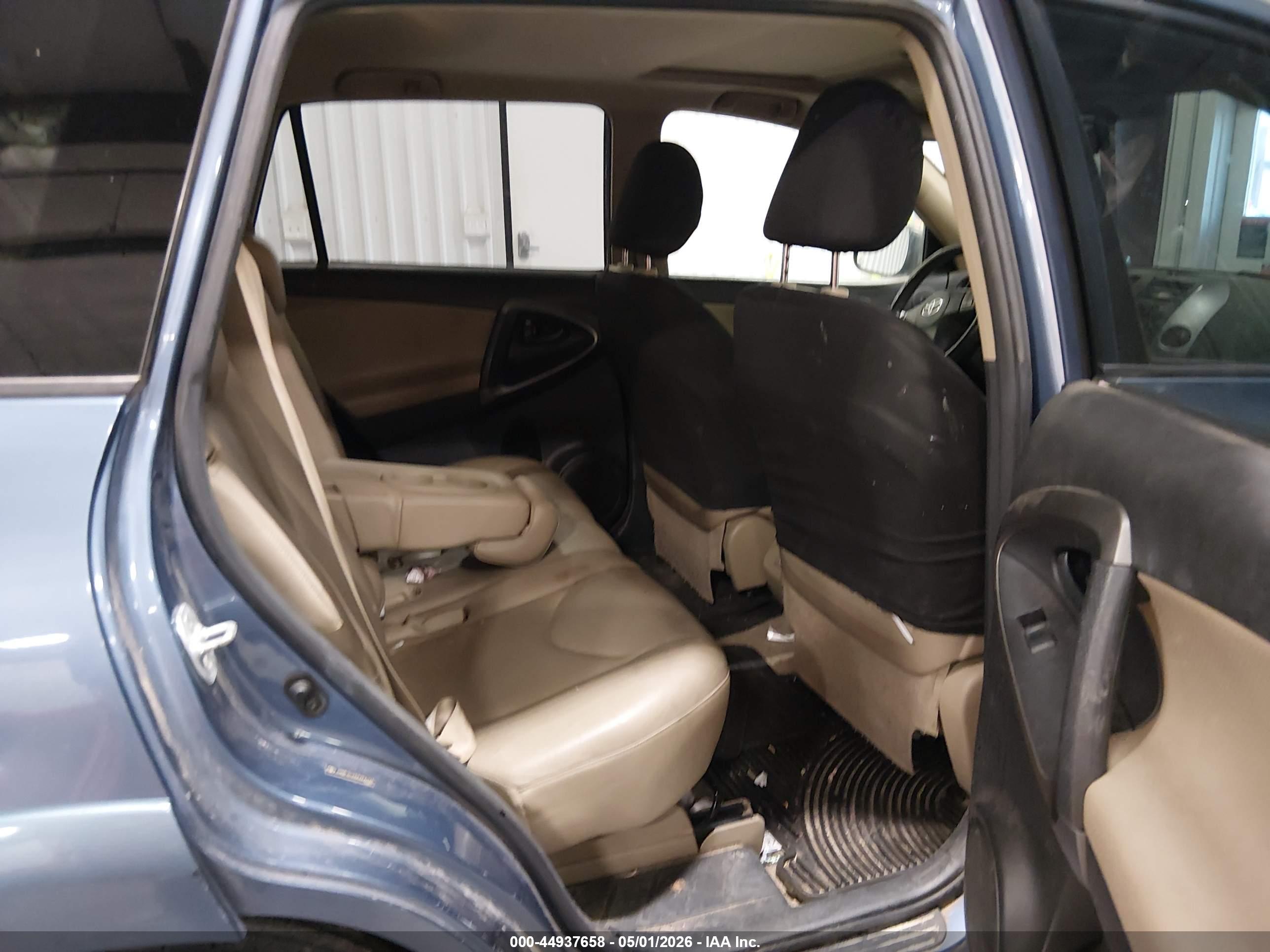 TOYOTA RAV4 image 8