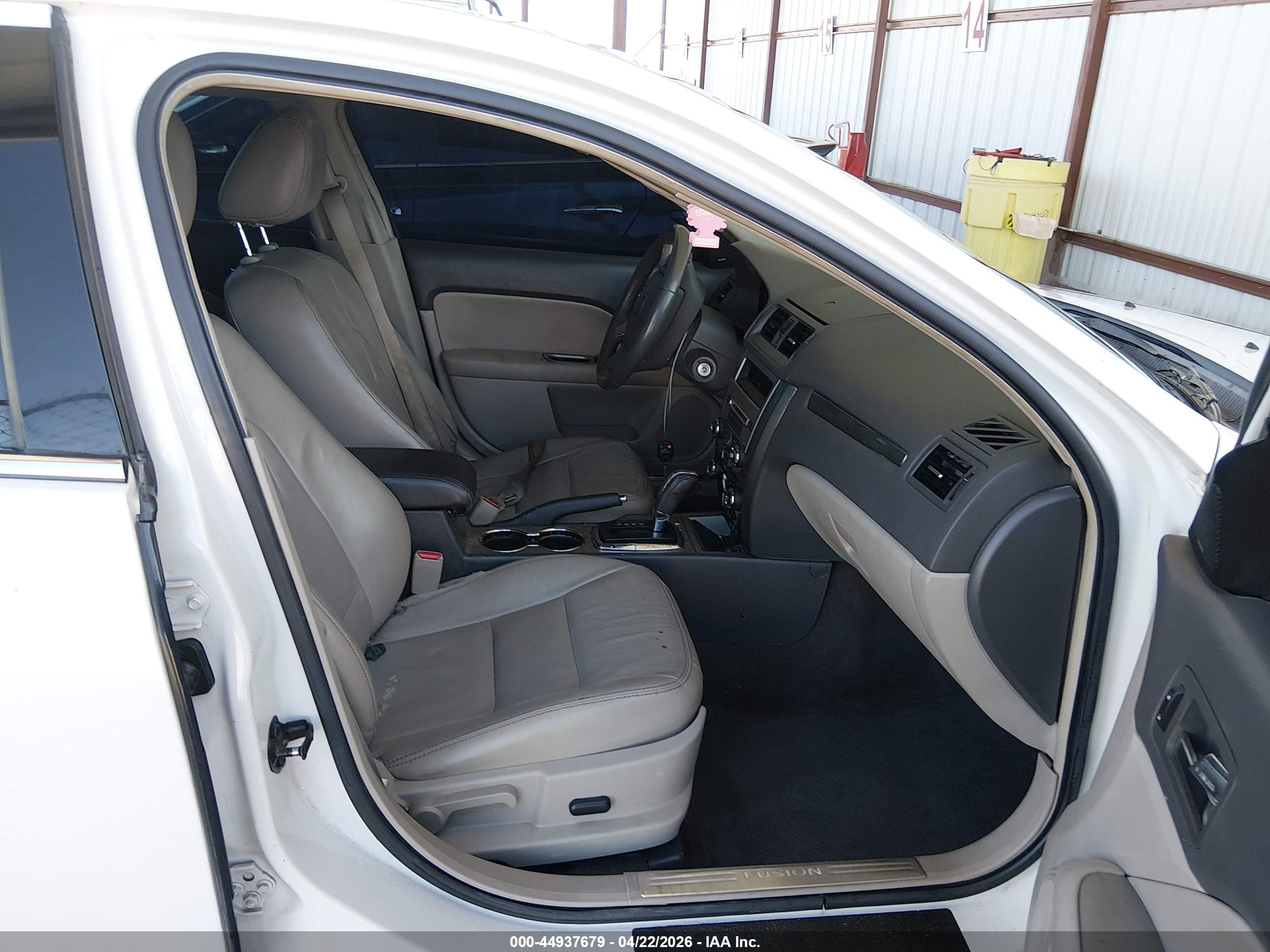 FORD FUSION image 5