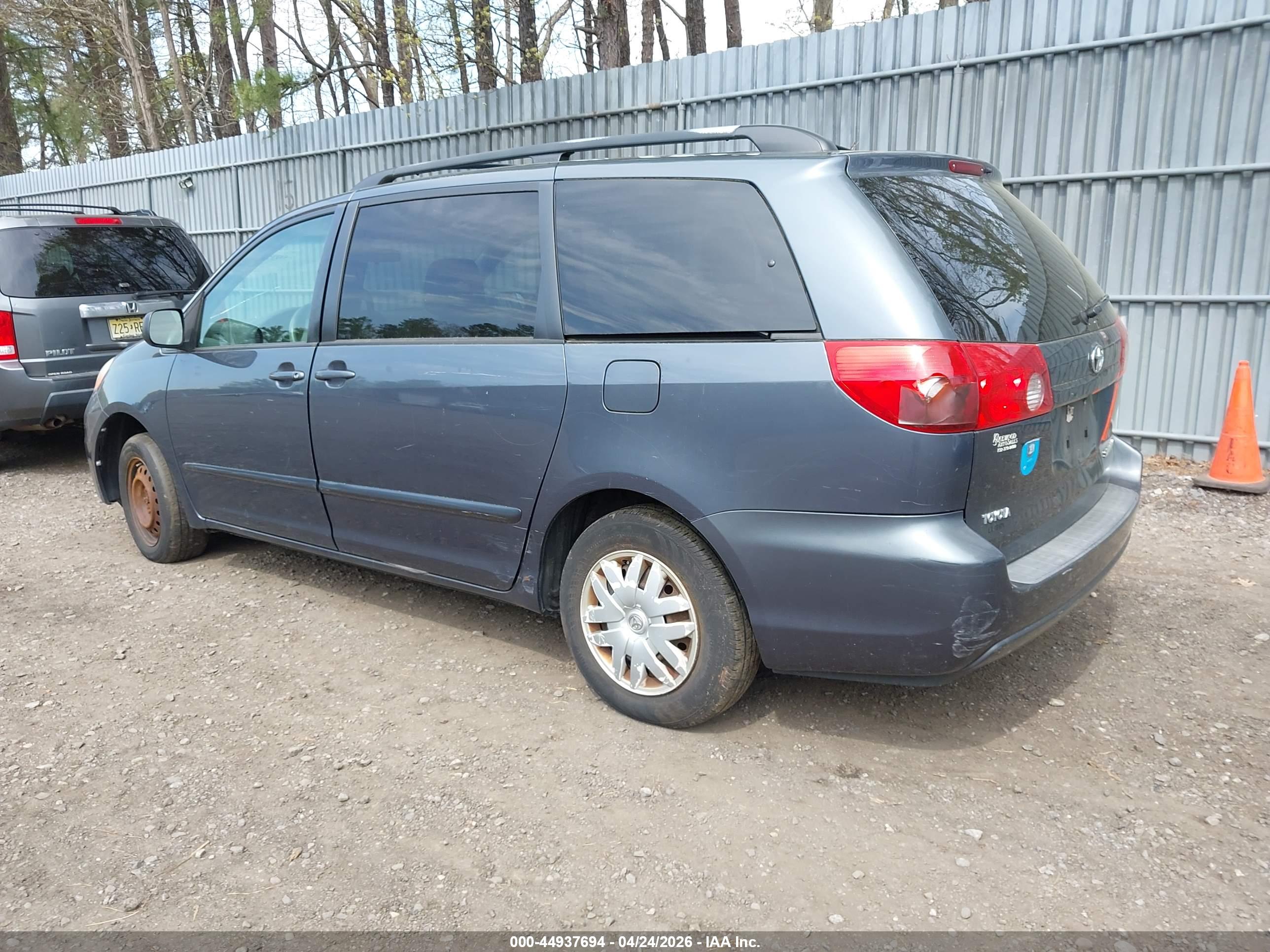 TOYOTA SIENNA image 3