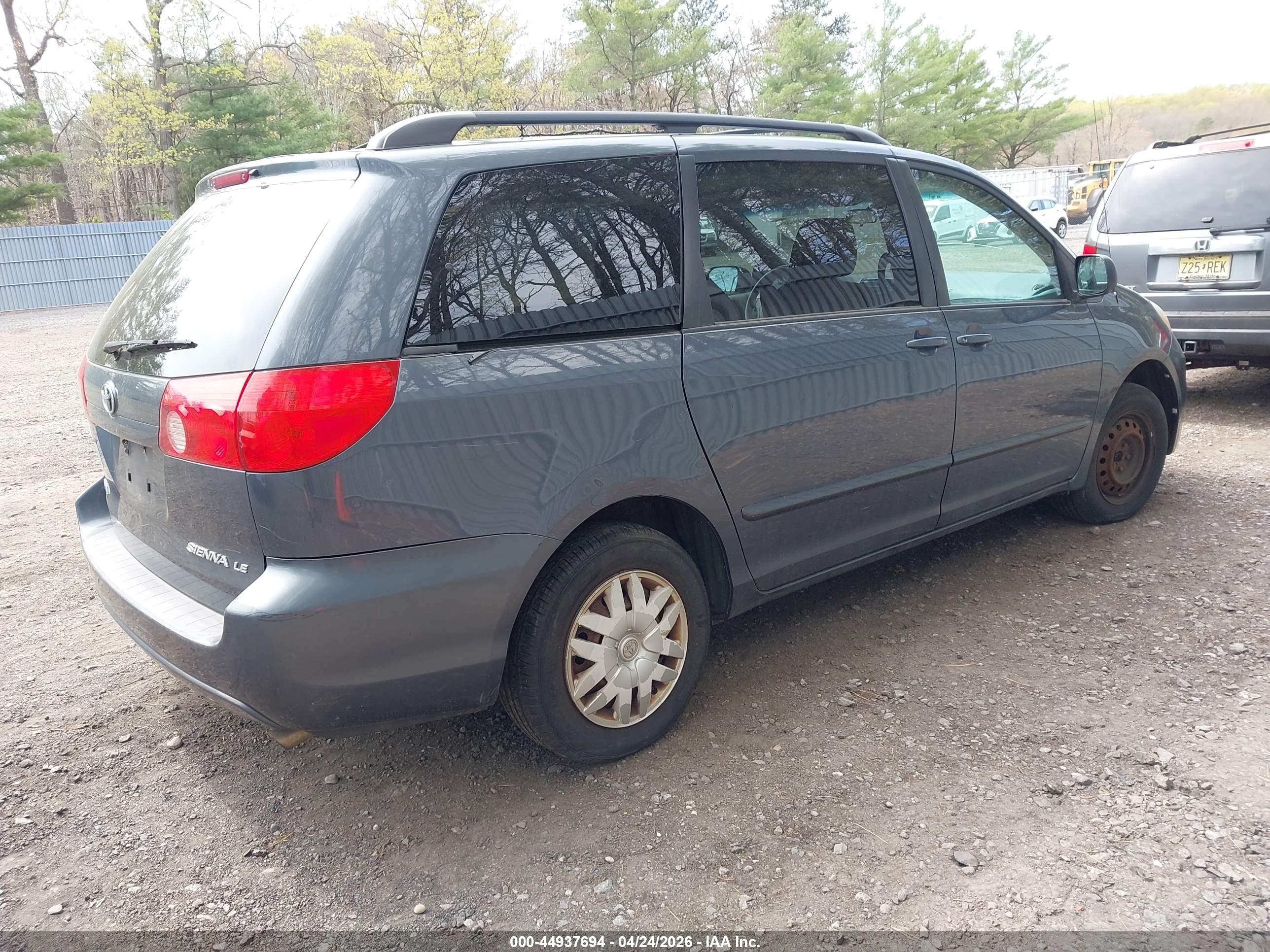 TOYOTA SIENNA image 4