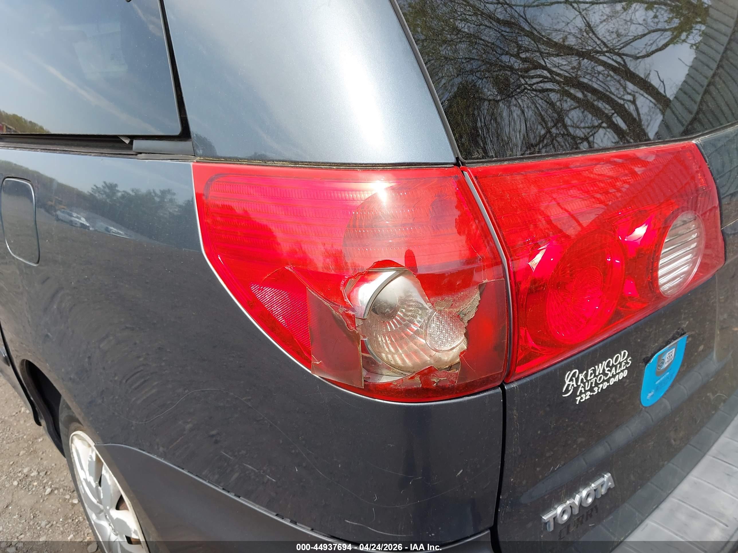 TOYOTA SIENNA image 6
