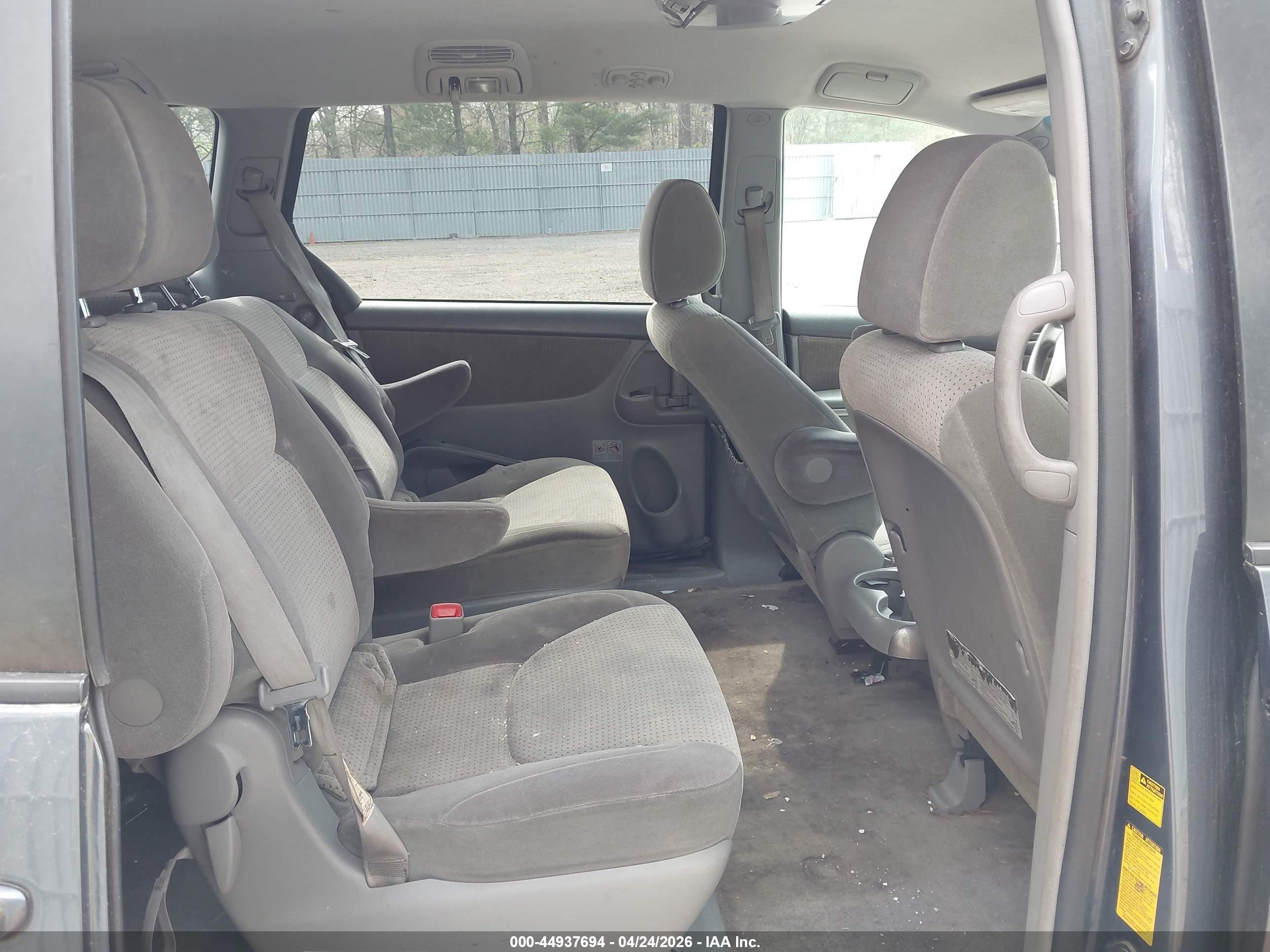 TOYOTA SIENNA image 8