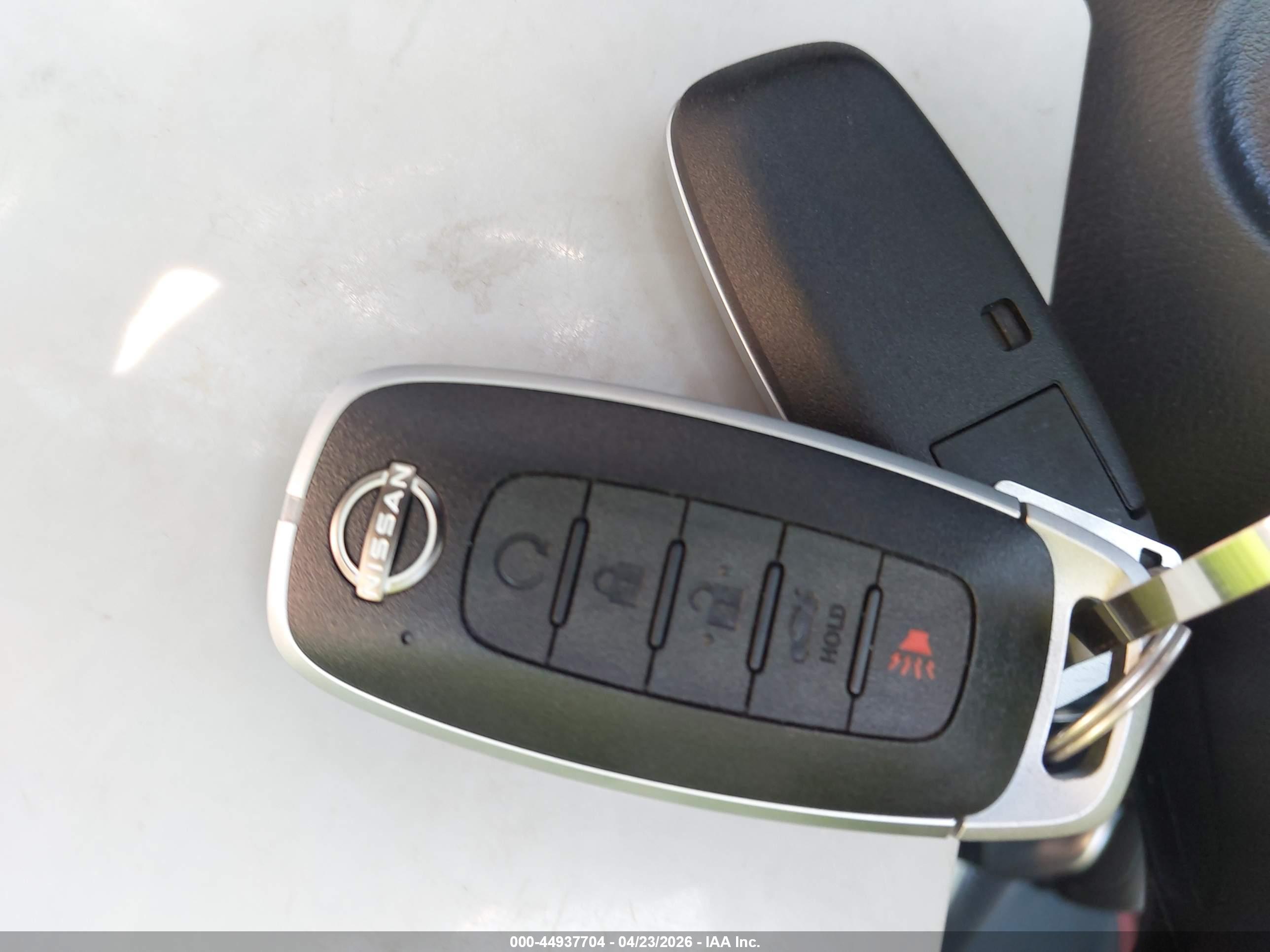 NISSAN VERSA image 11