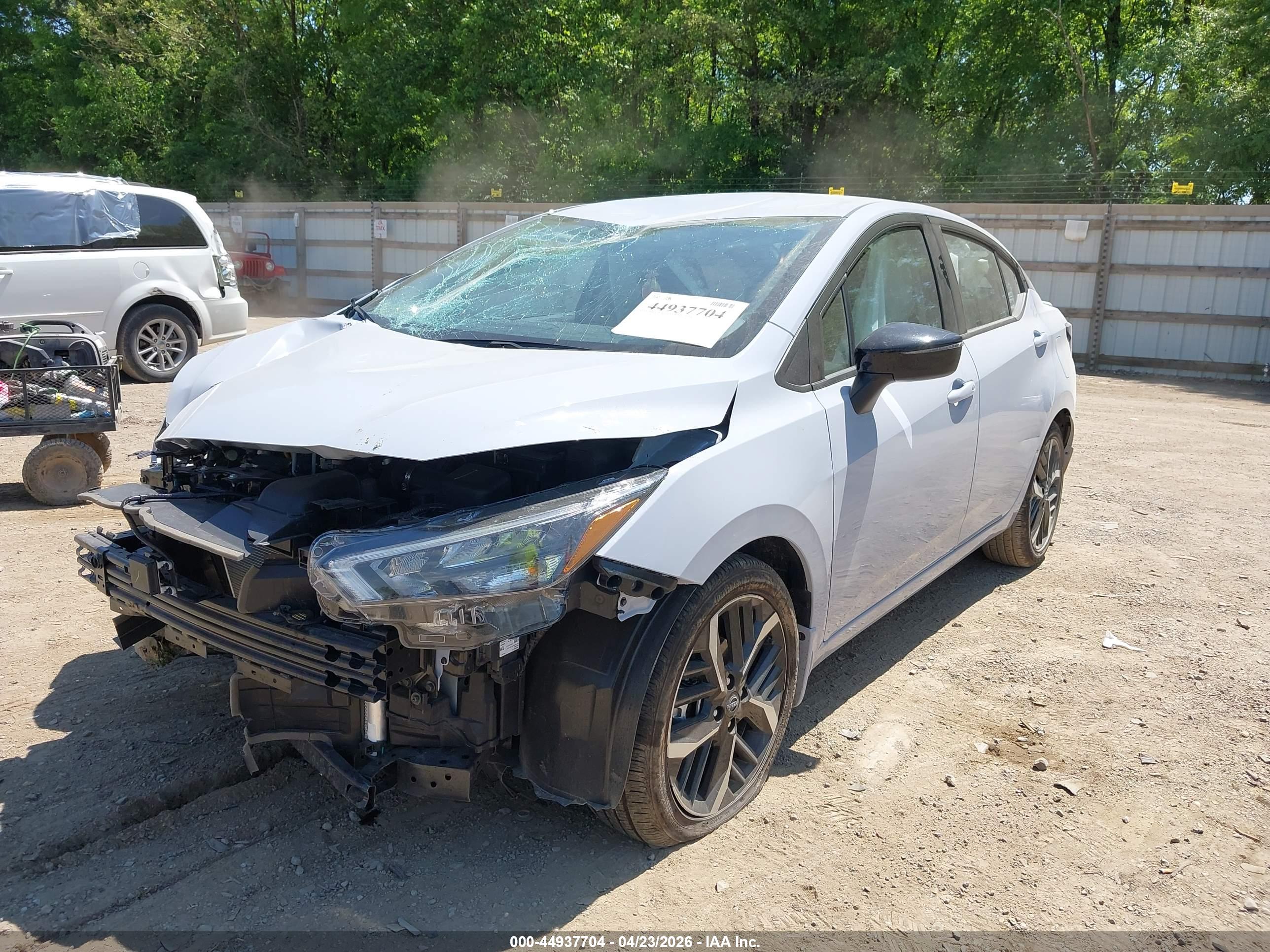 NISSAN VERSA image 2