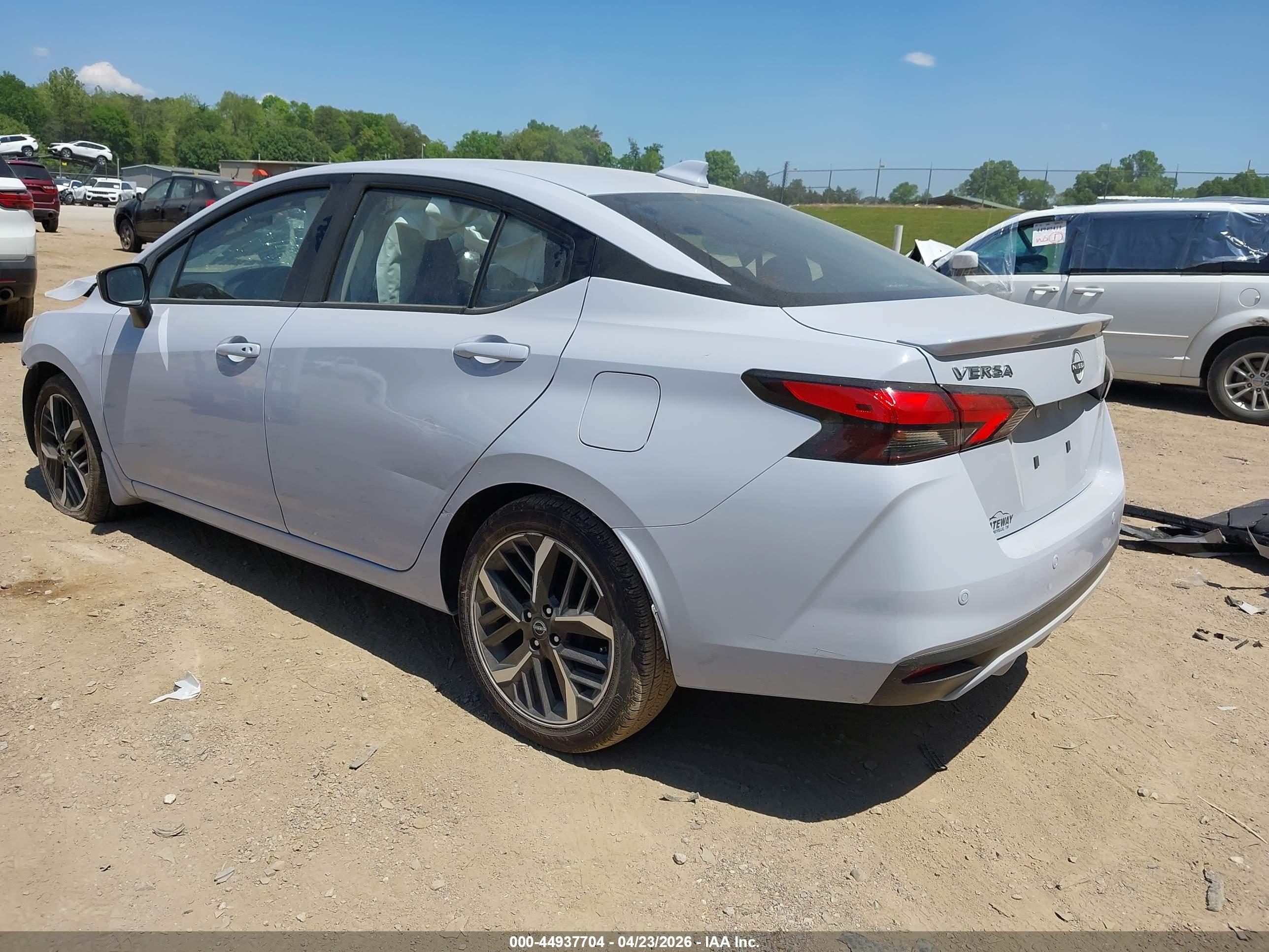 NISSAN VERSA image 3