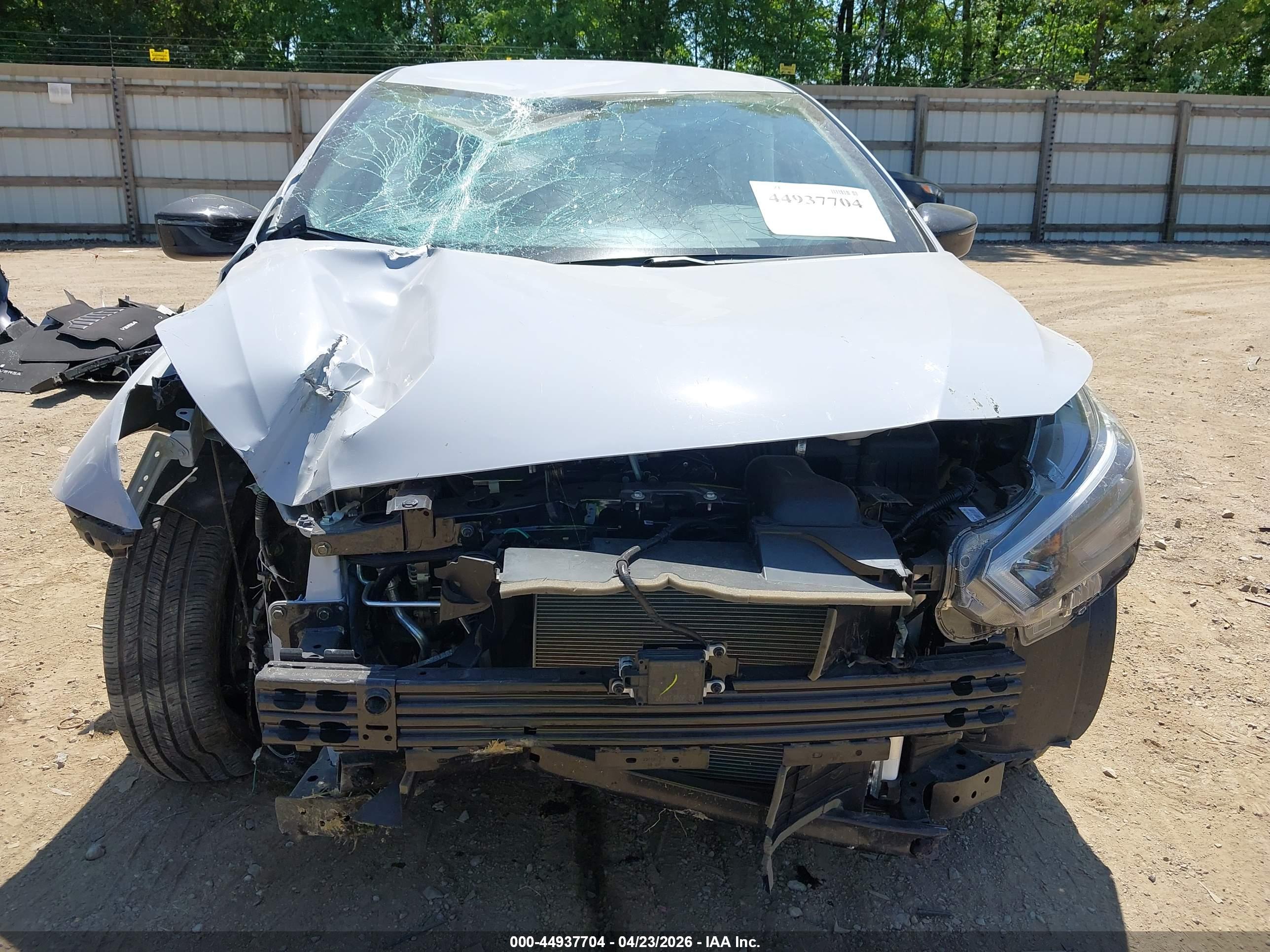 NISSAN VERSA image 6