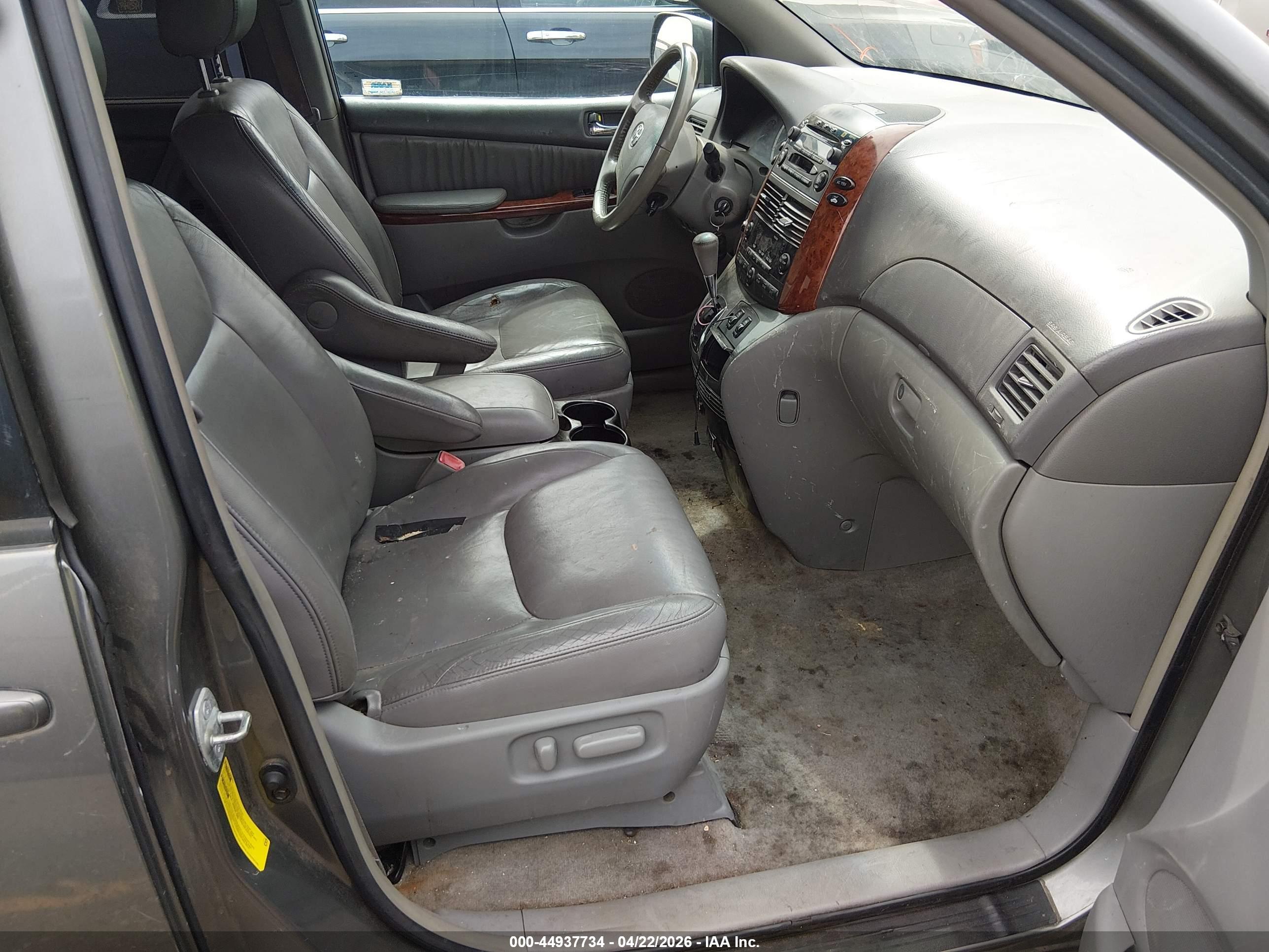 TOYOTA SIENNA image 5