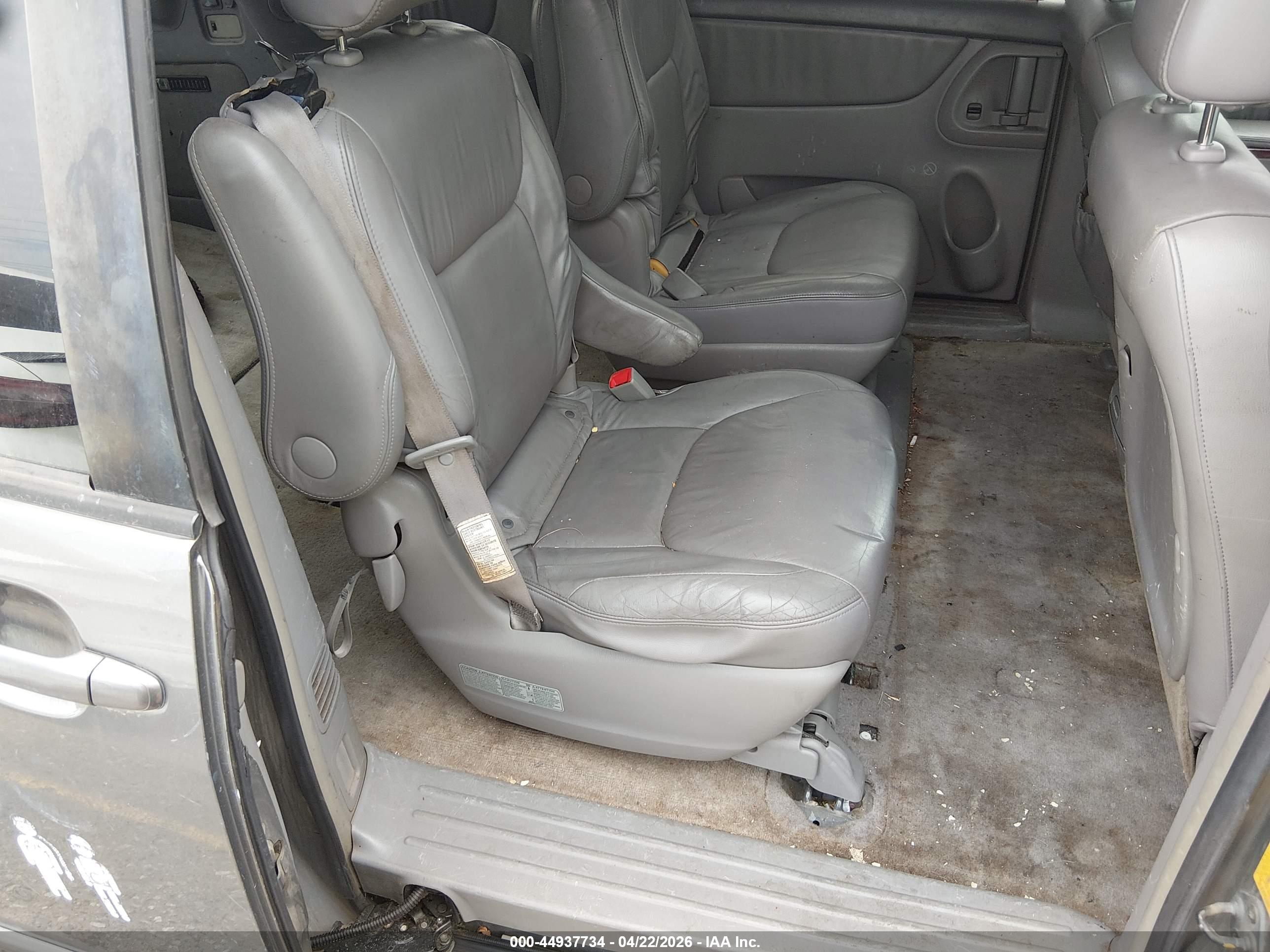TOYOTA SIENNA image 8