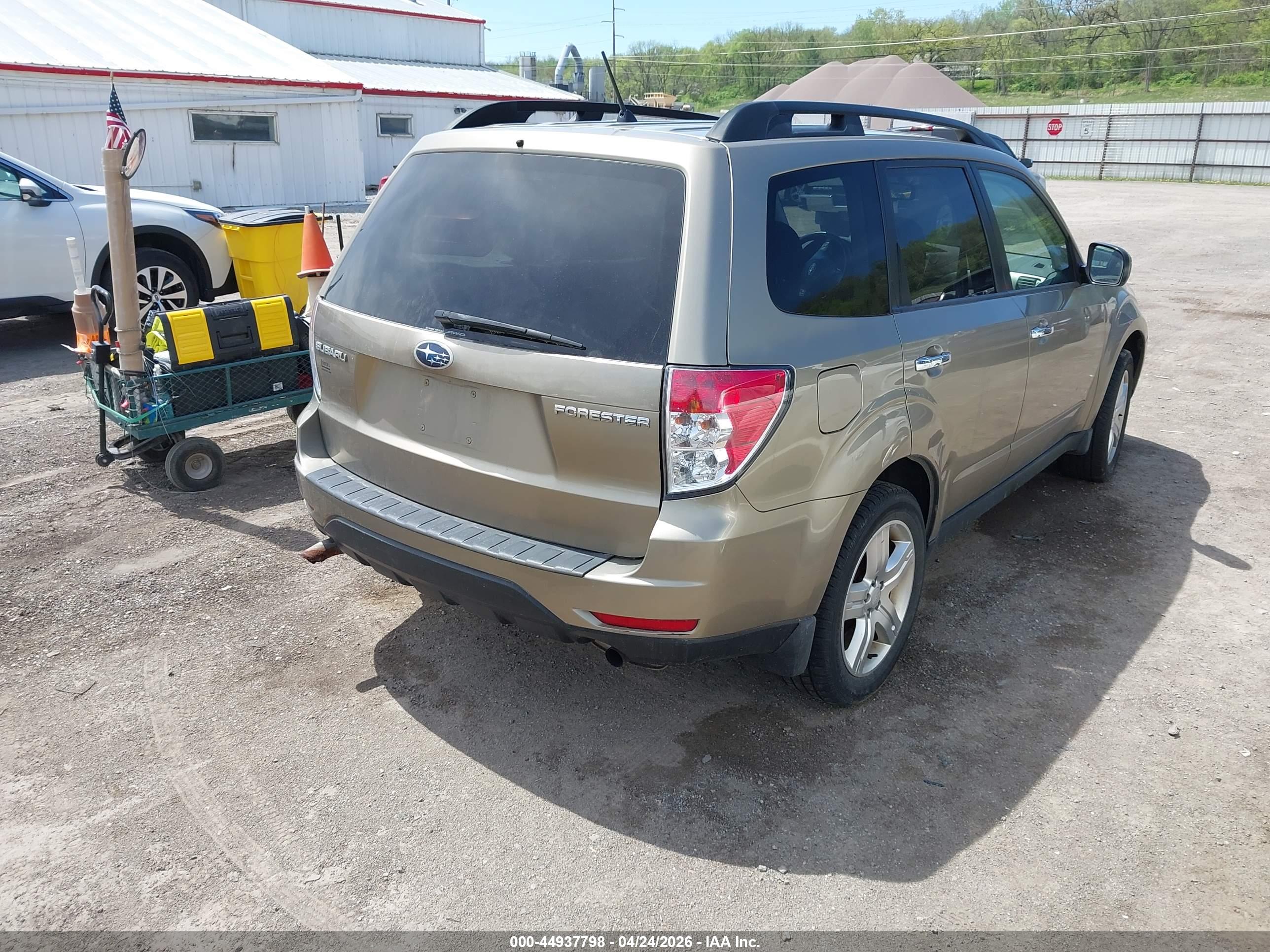 SUBARU FORESTER image 4