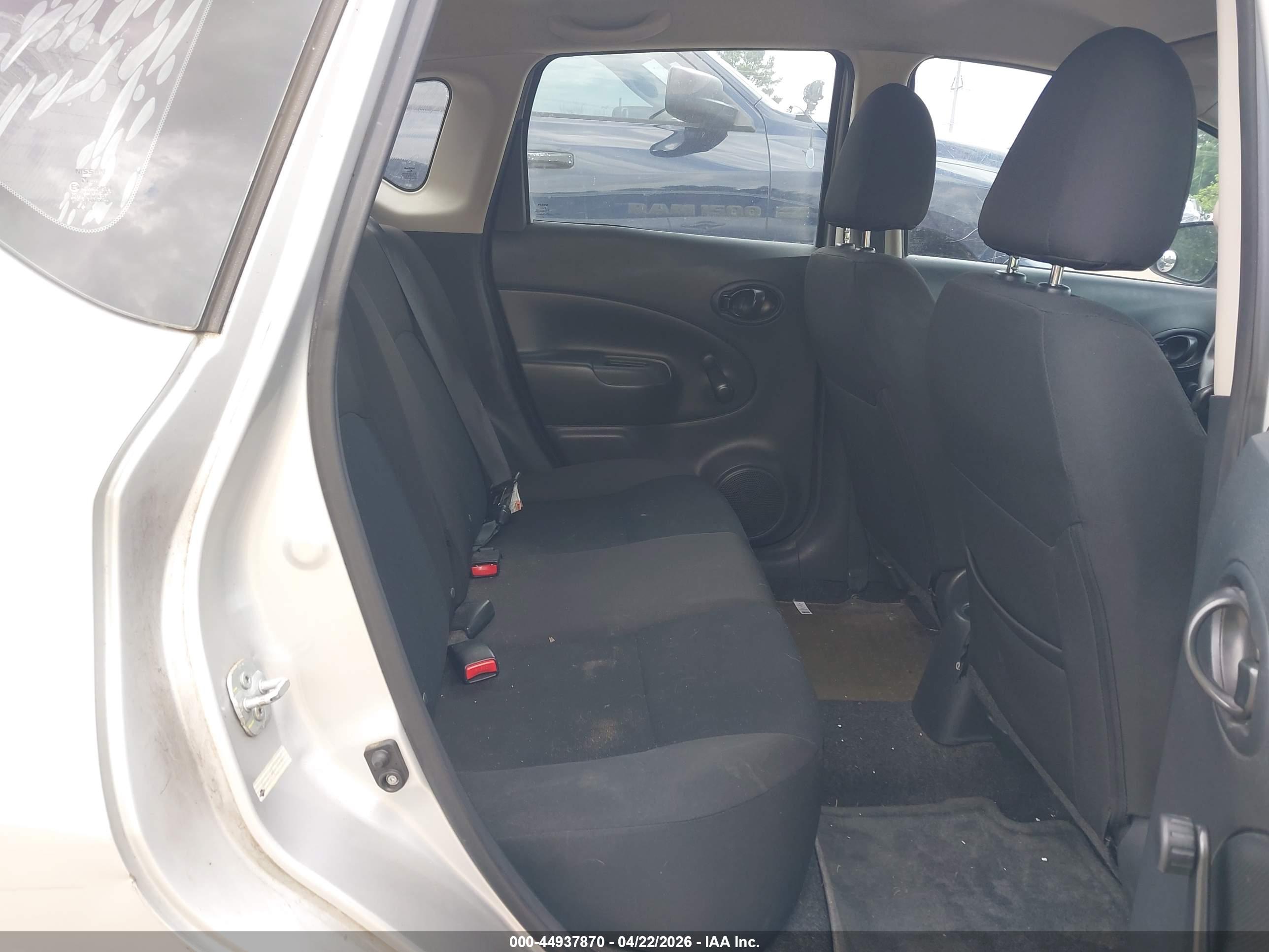 NISSAN VERSA image 8