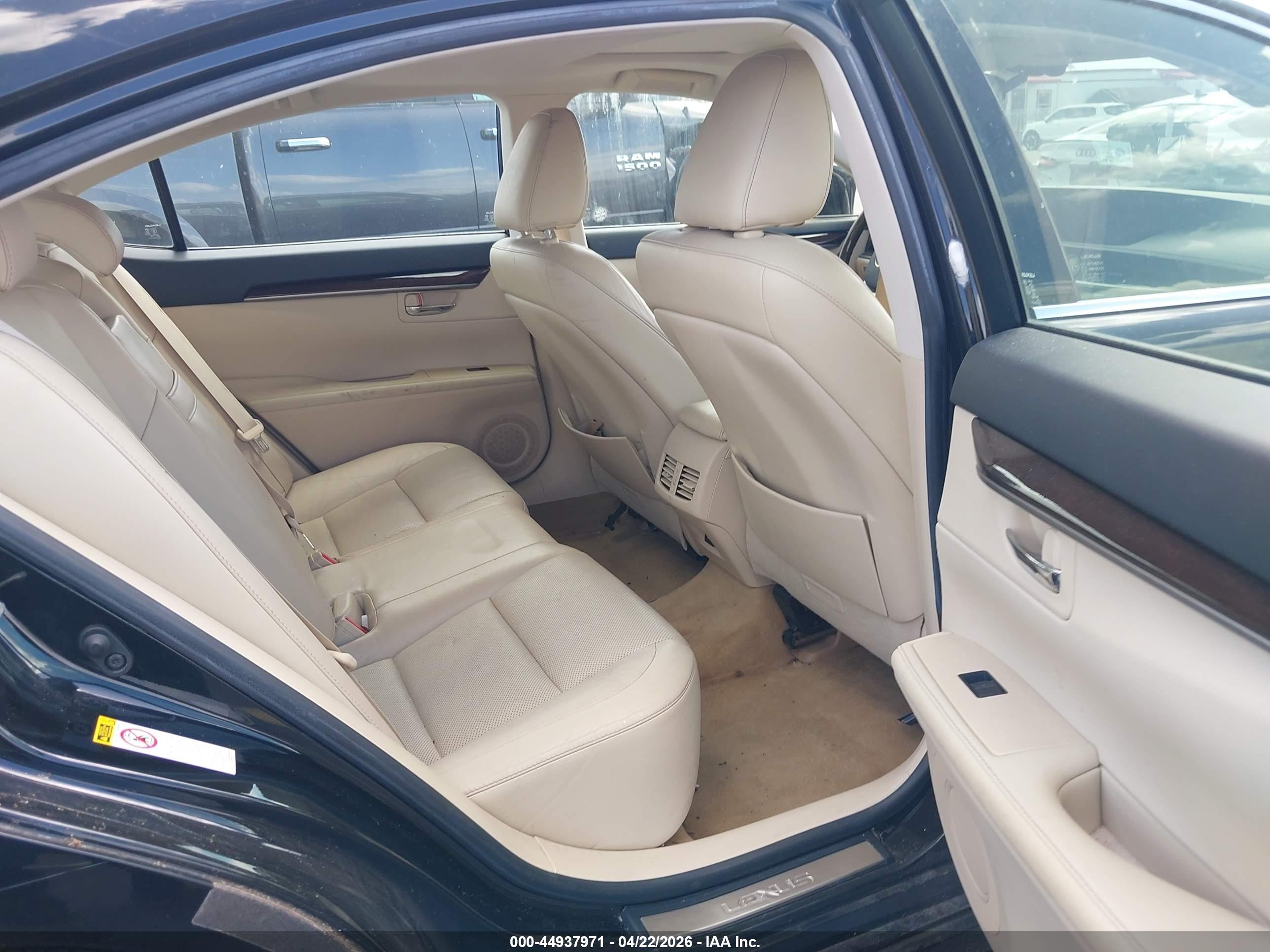 LEXUS ES image 8