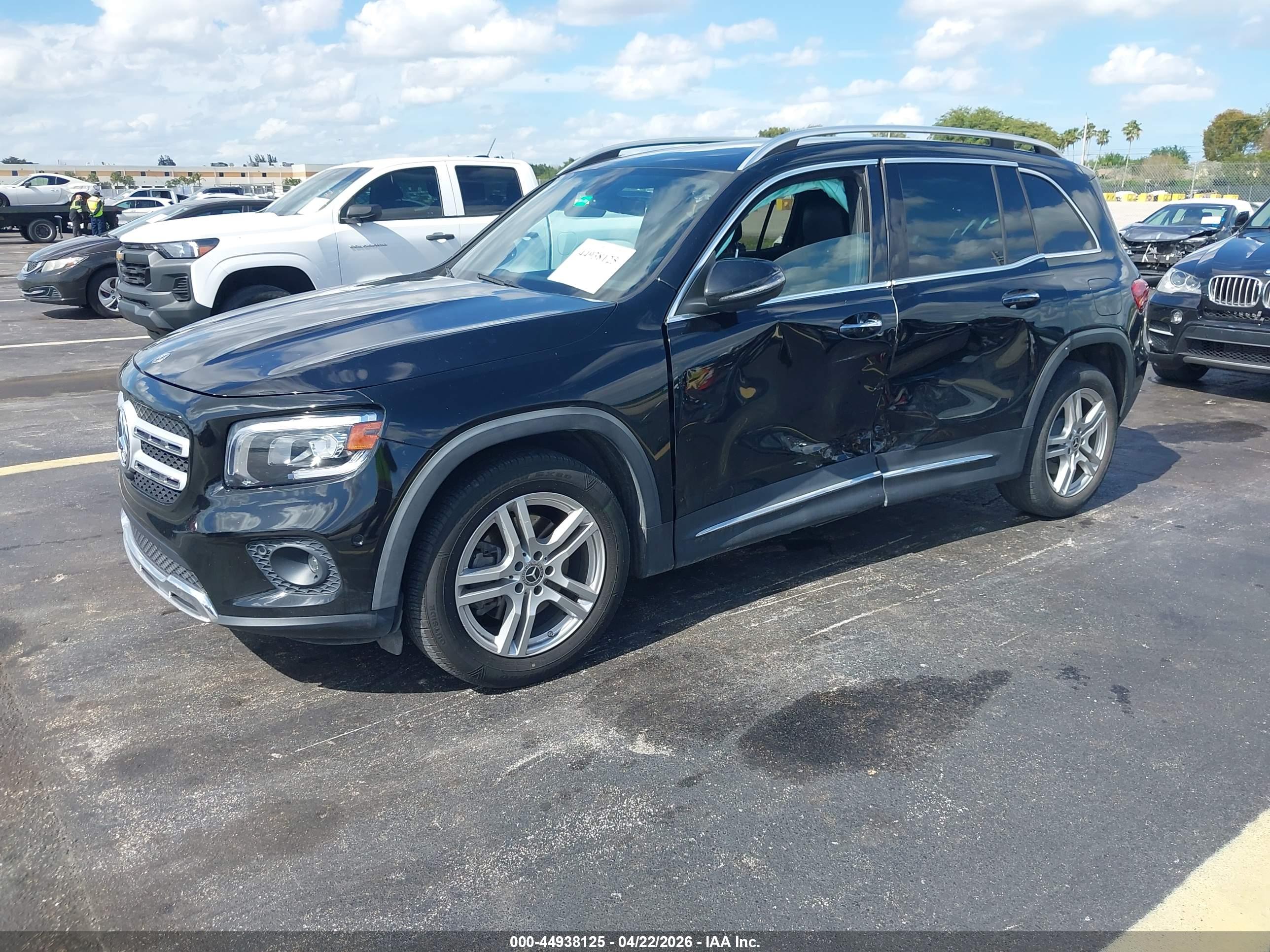 MERCEDES-BENZ GLB image 2
