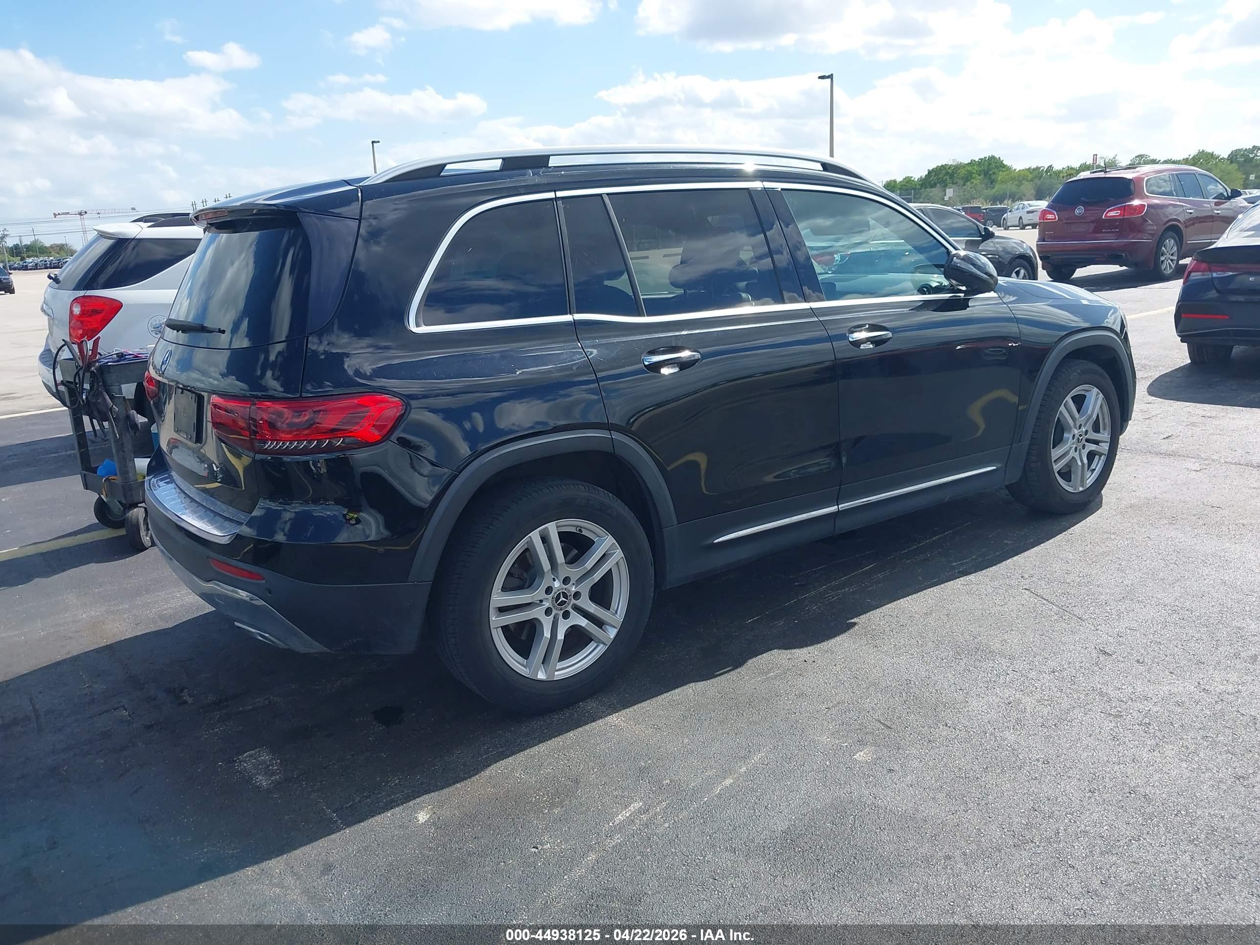 MERCEDES-BENZ GLB image 4