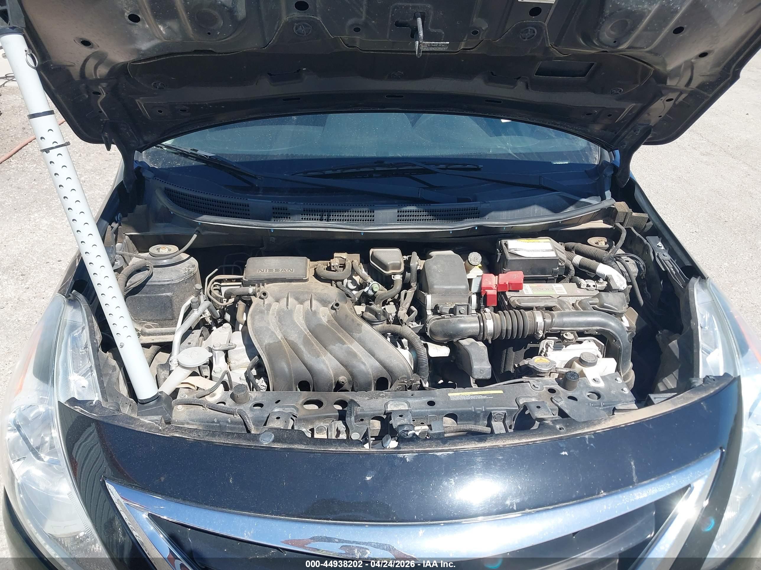 NISSAN VERSA image 10