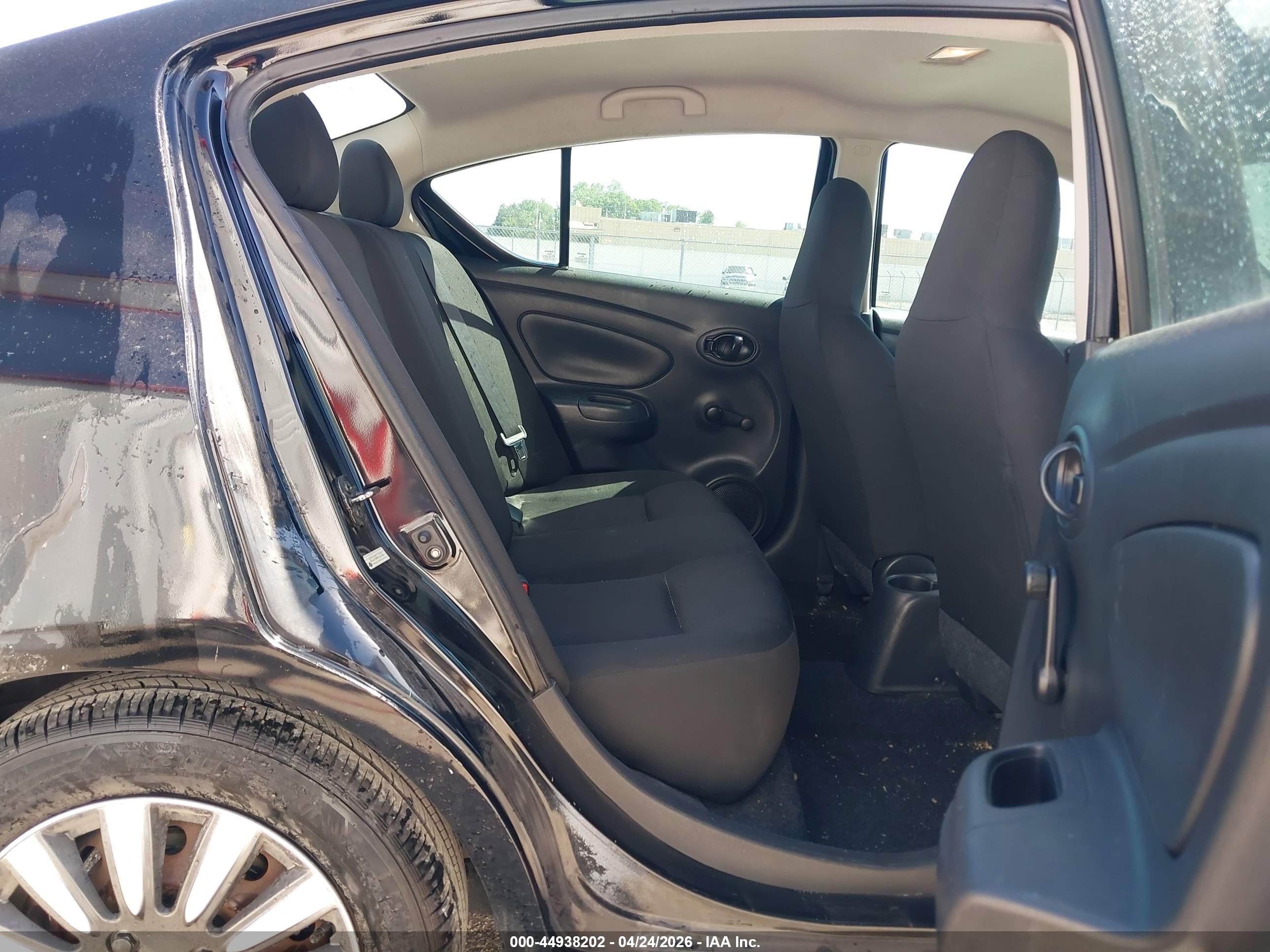 NISSAN VERSA image 8