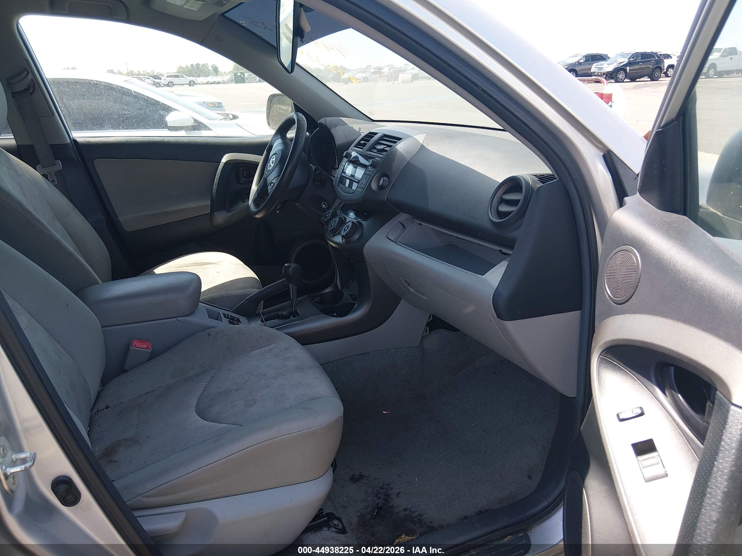 TOYOTA RAV4 image 5