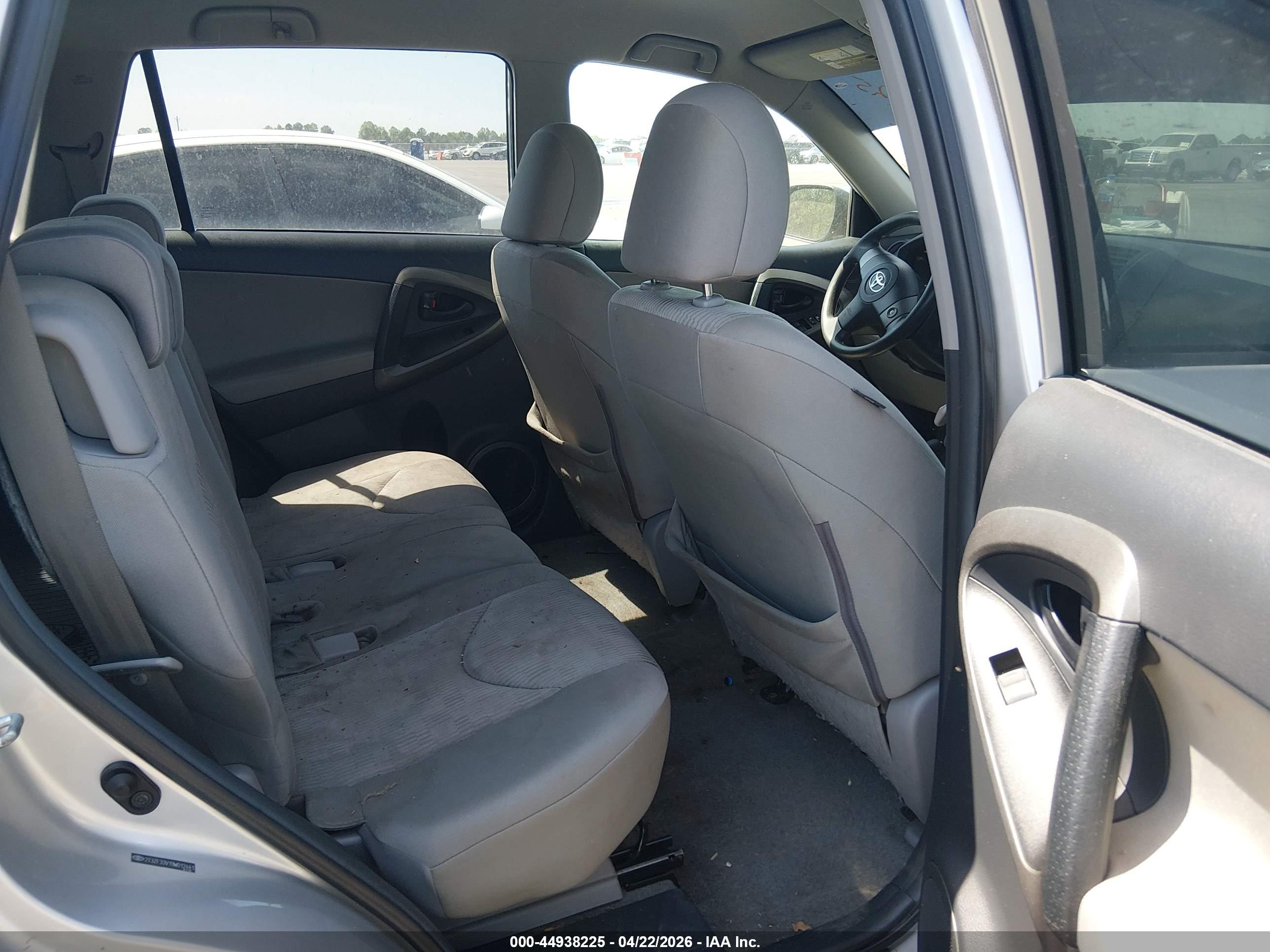 TOYOTA RAV4 image 8
