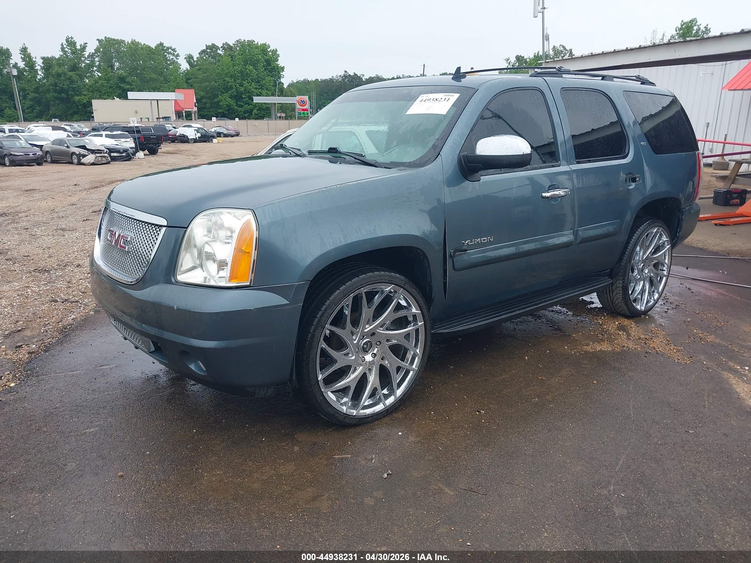 GMC YUKON image 2