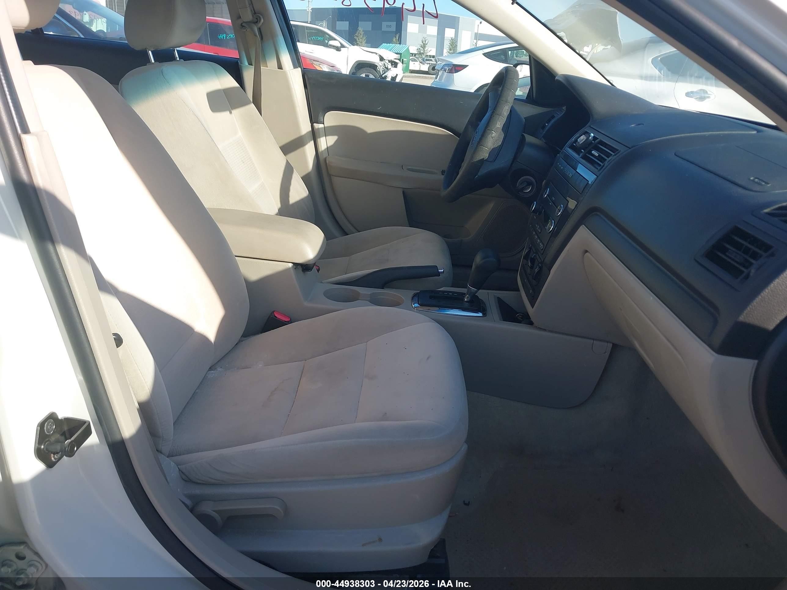 FORD FUSION image 5
