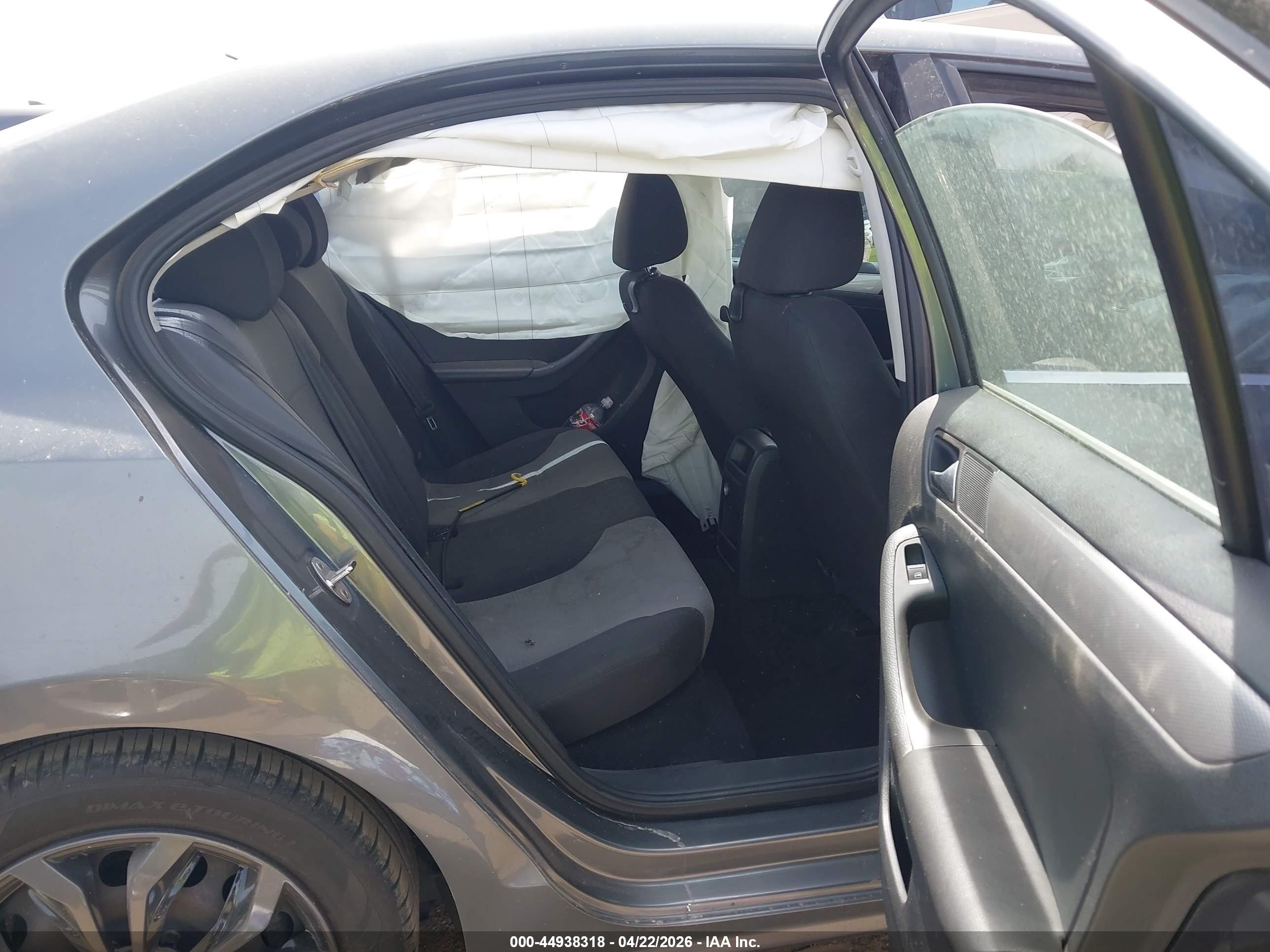 VOLKSWAGEN JETTA image 8