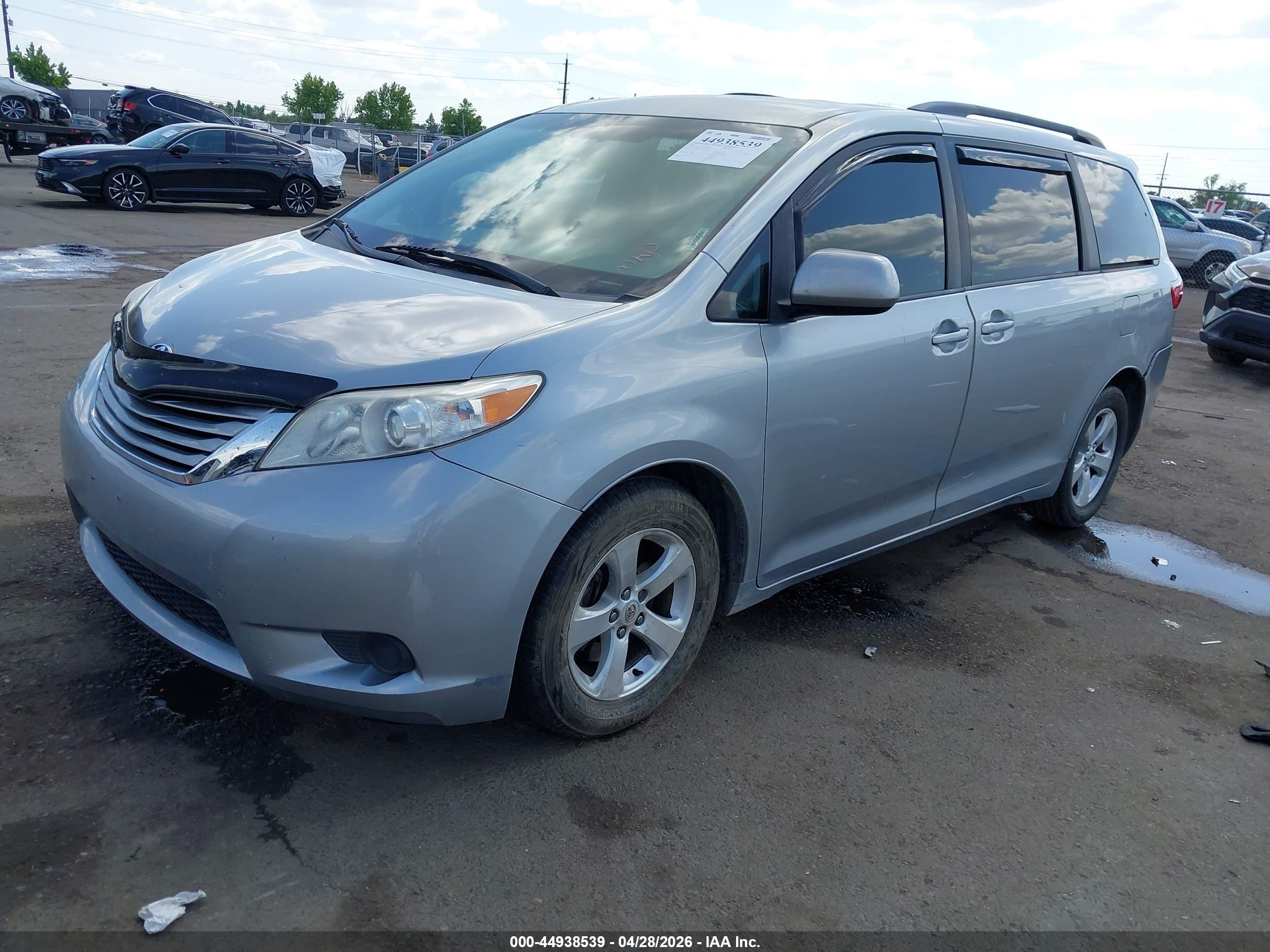TOYOTA SIENNA image 2