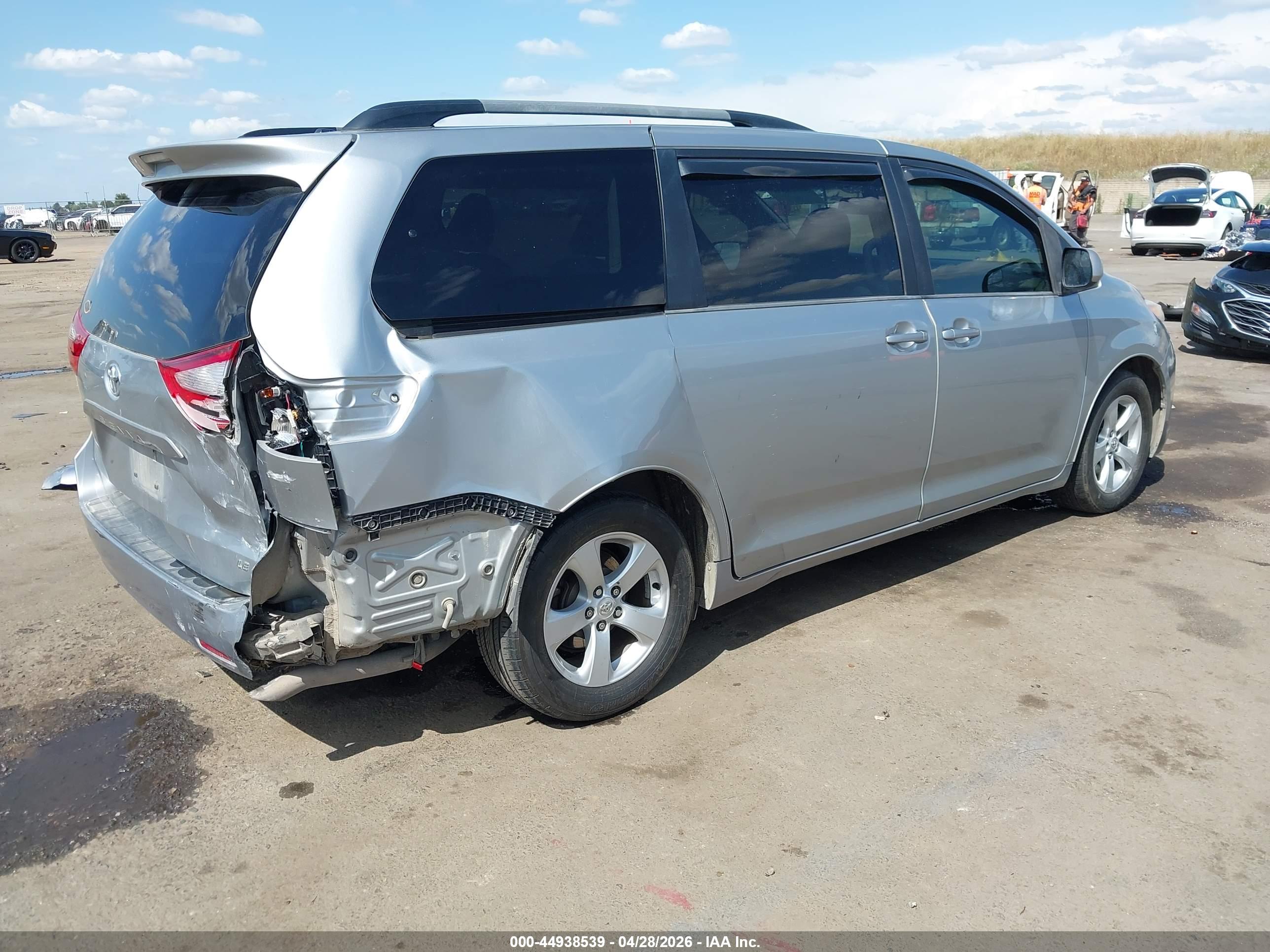 TOYOTA SIENNA image 4