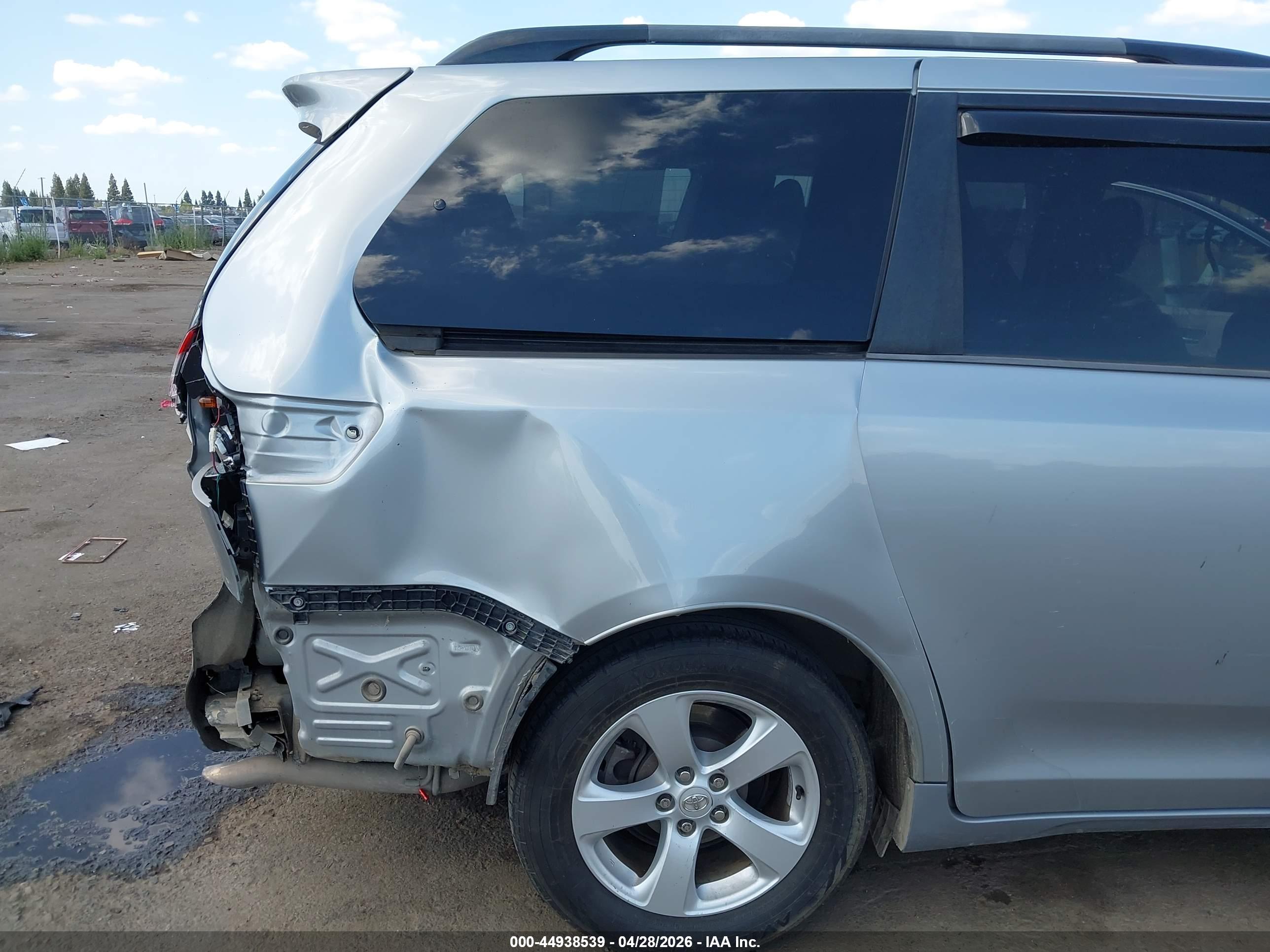 TOYOTA SIENNA image 6