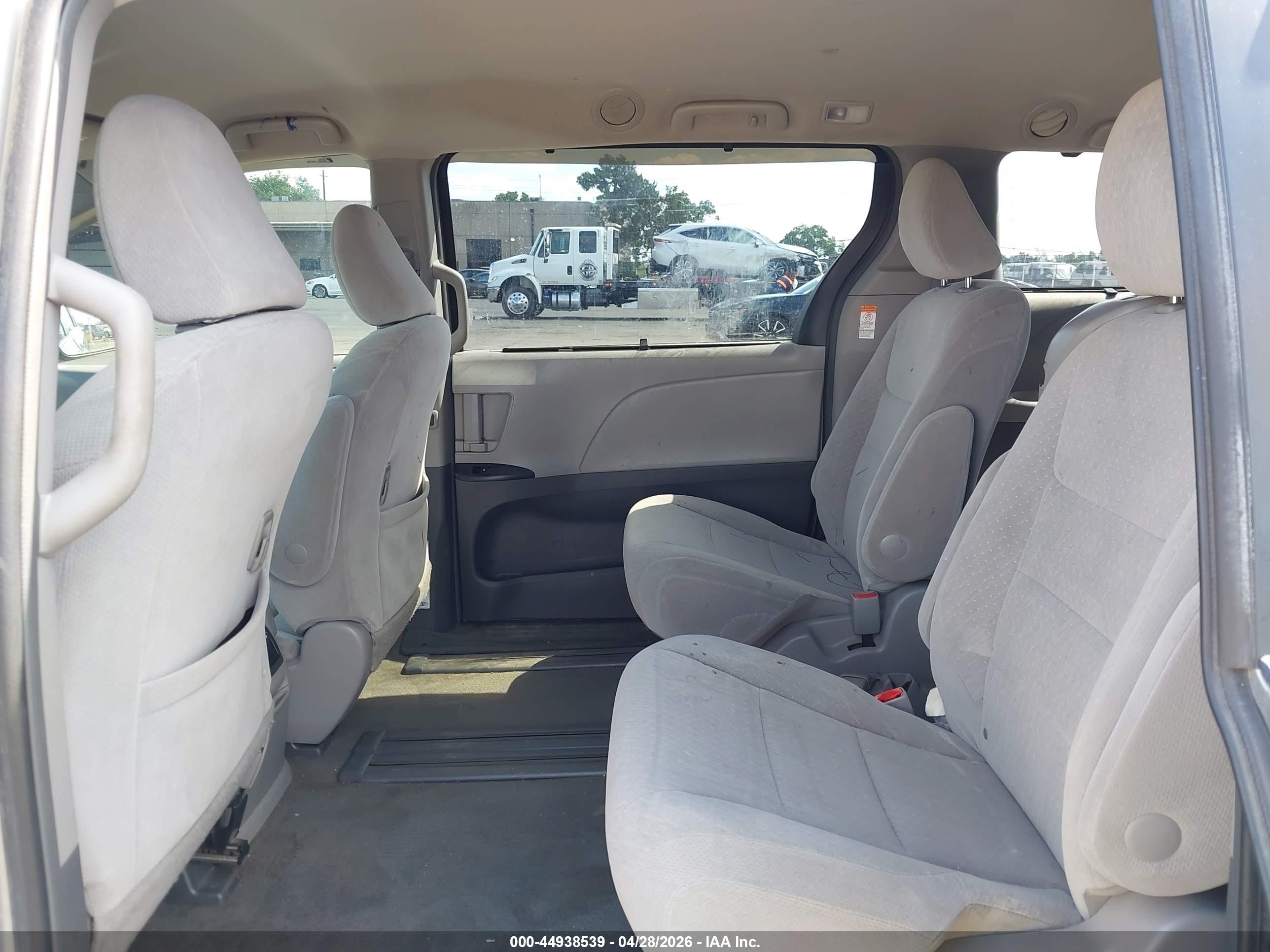TOYOTA SIENNA image 8
