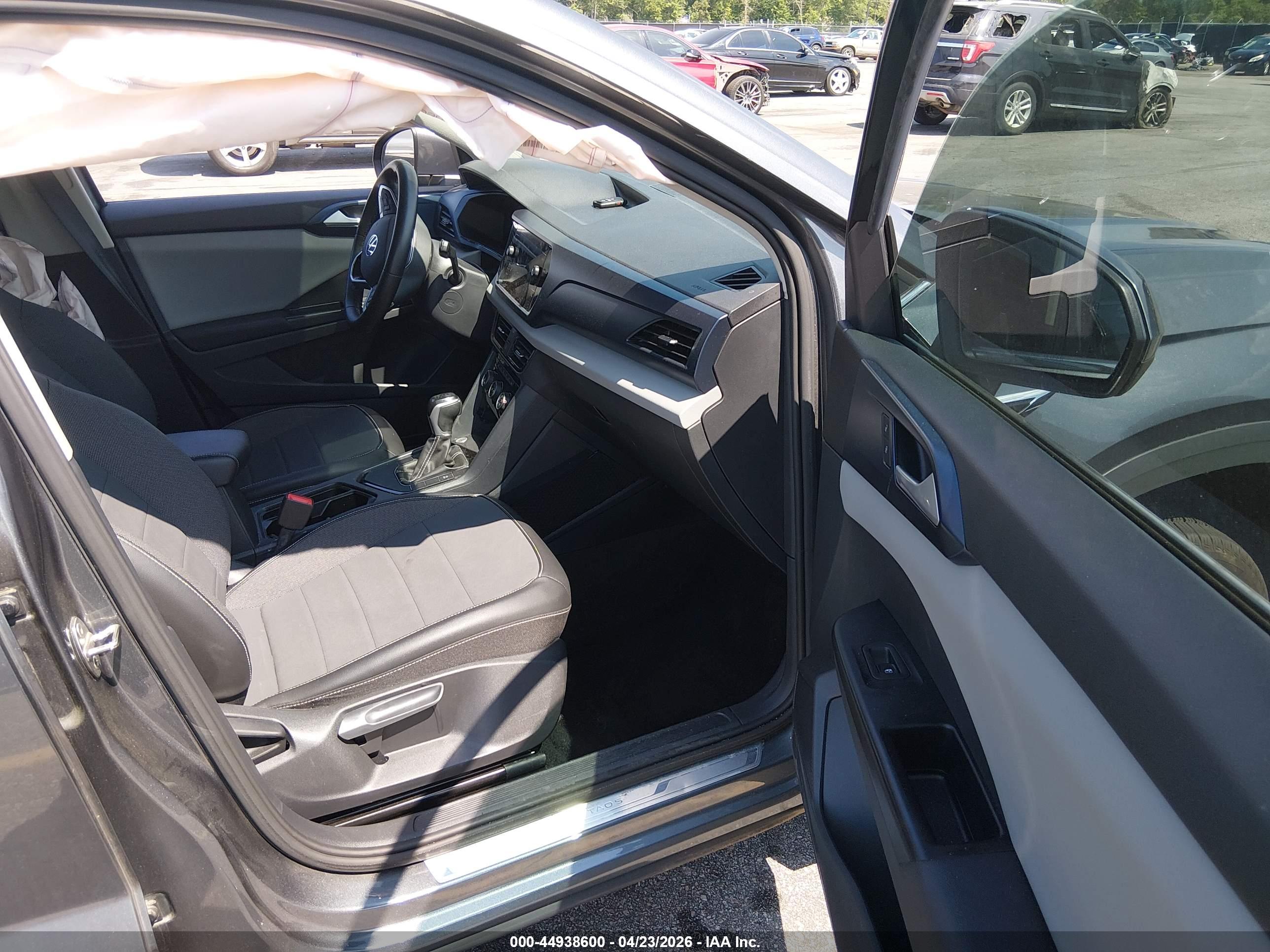 VOLKSWAGEN TAOS image 5