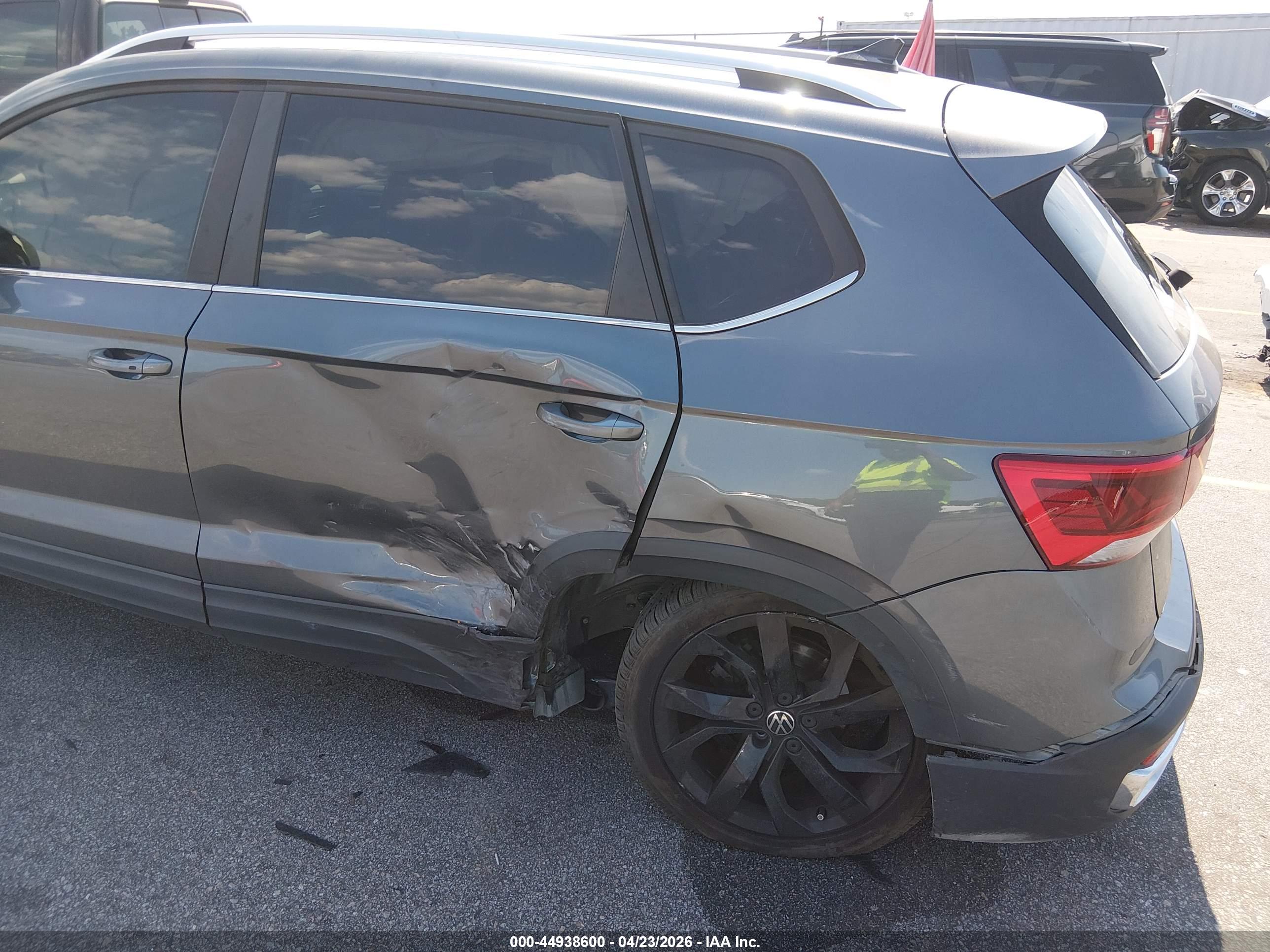 VOLKSWAGEN TAOS image 6