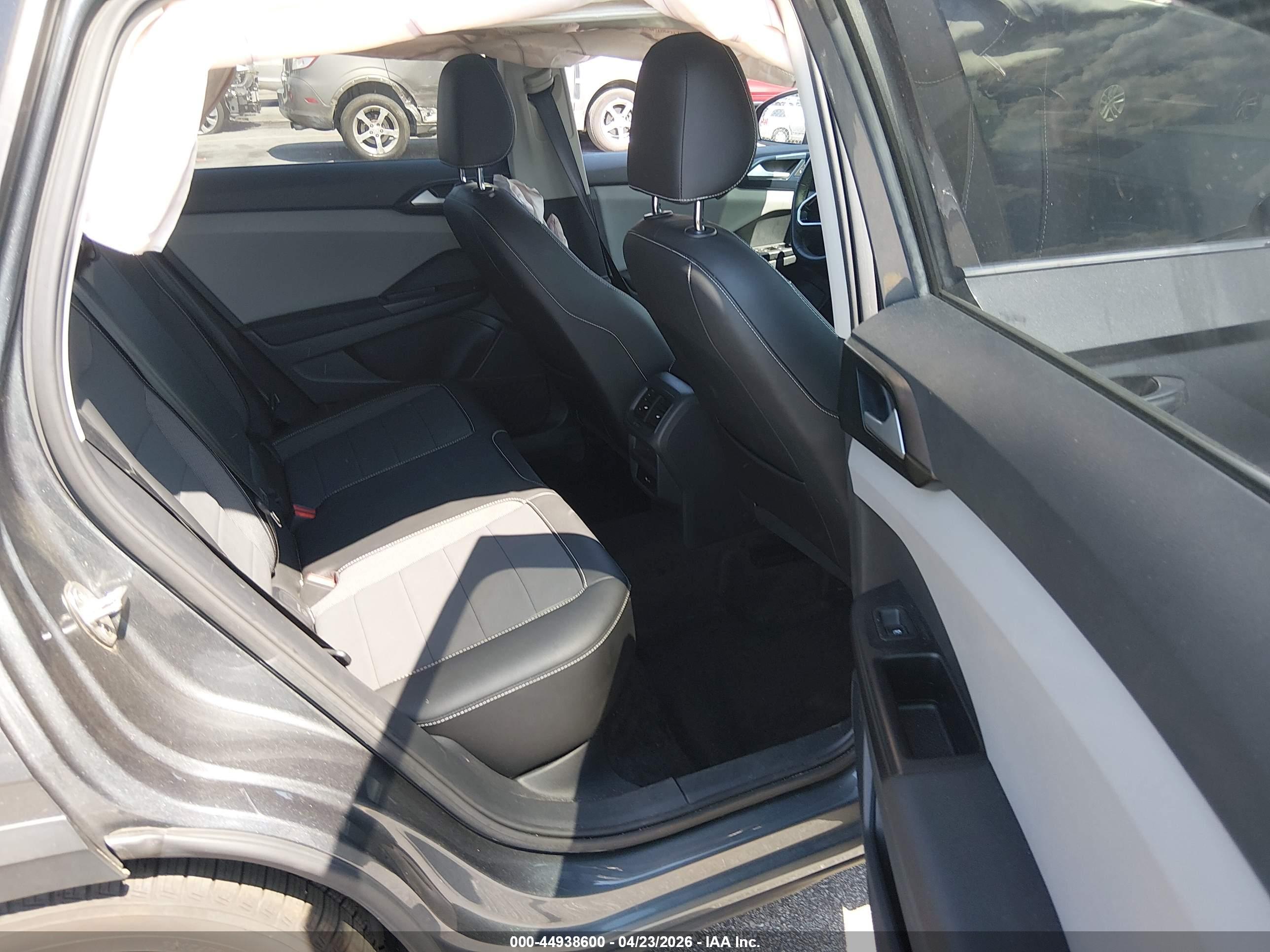 VOLKSWAGEN TAOS image 8