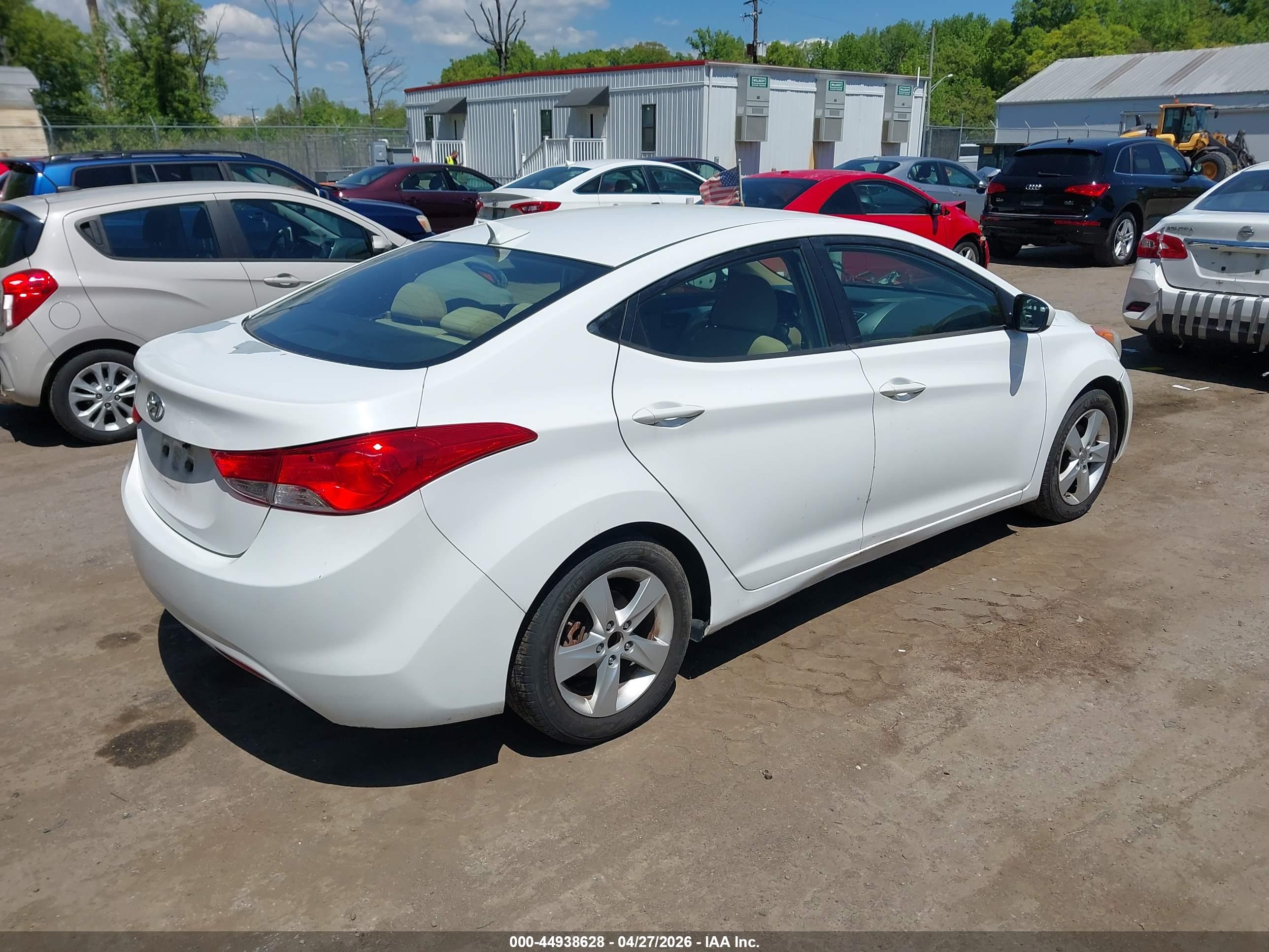 HYUNDAI ELANTRA image 4