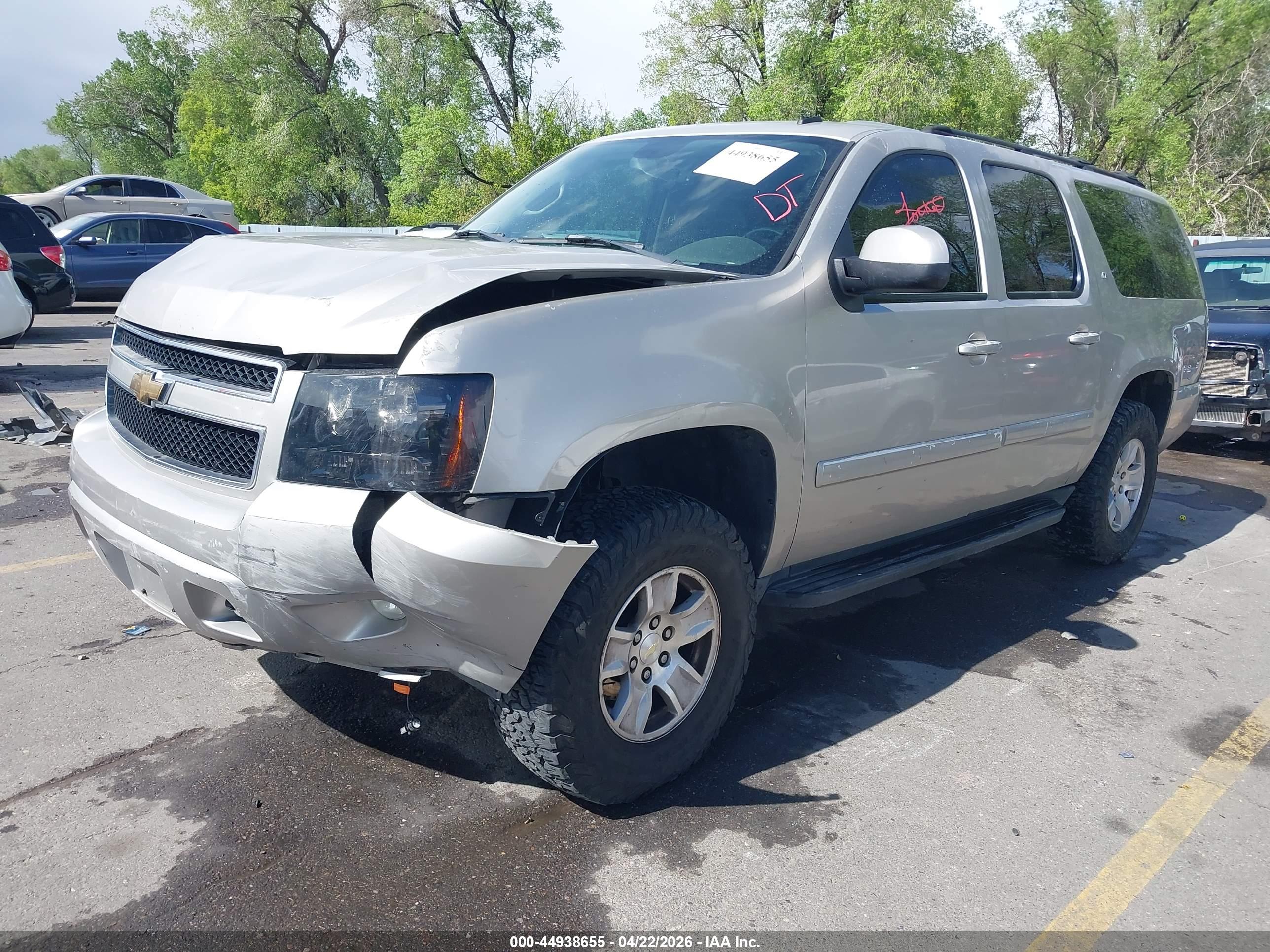 CHEVROLET SUBURBAN image 2