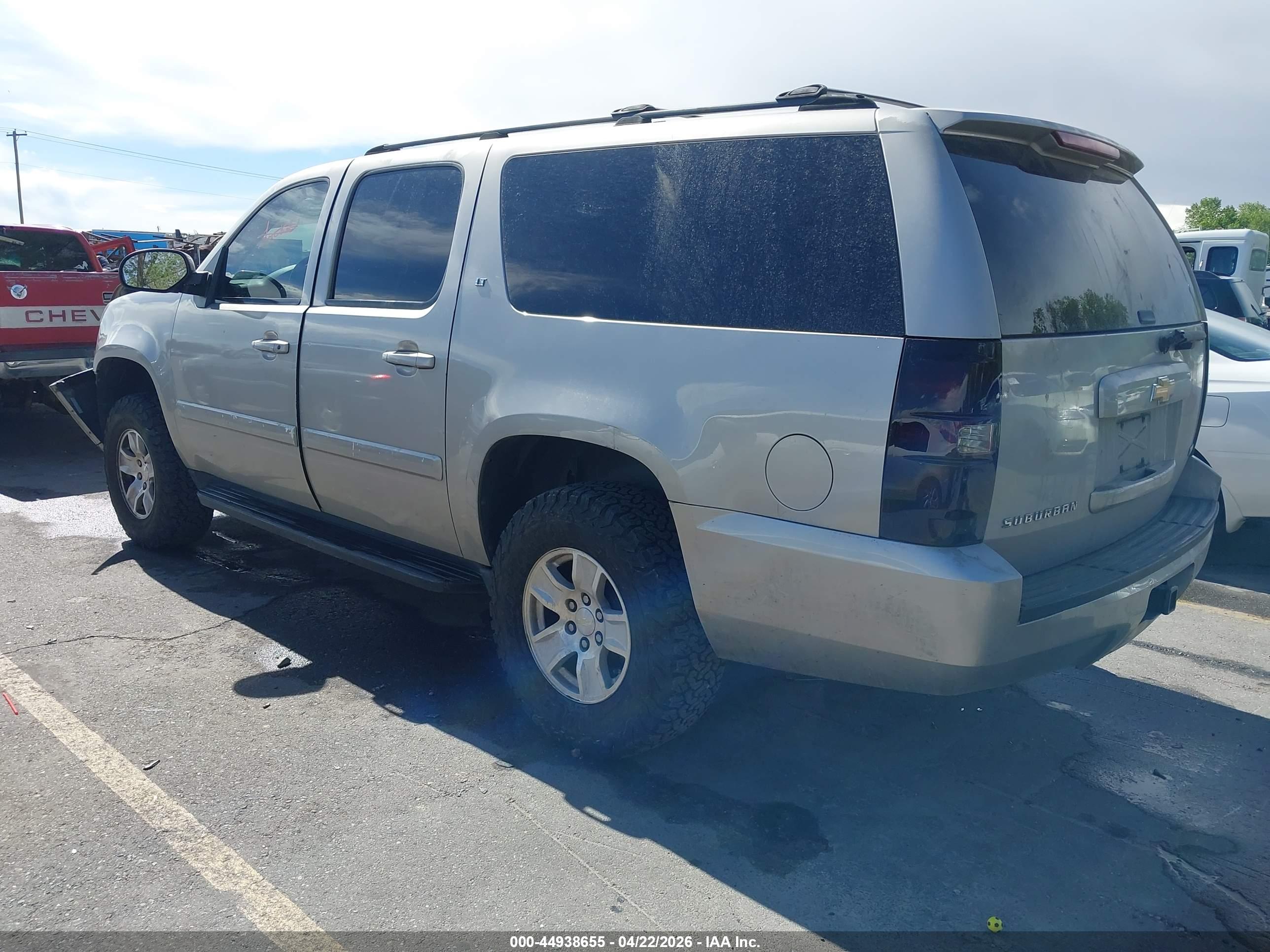 CHEVROLET SUBURBAN image 3