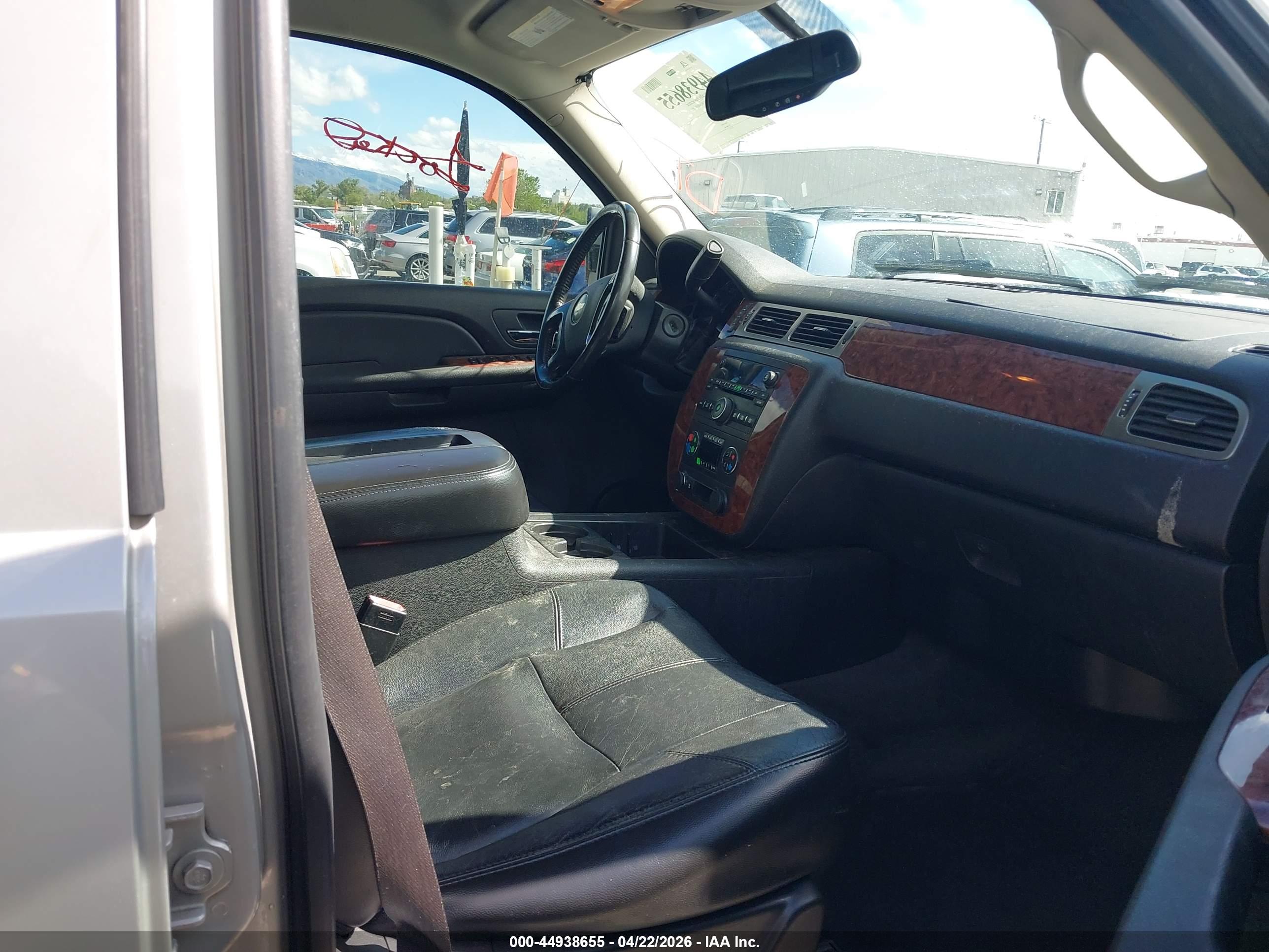 CHEVROLET SUBURBAN image 5