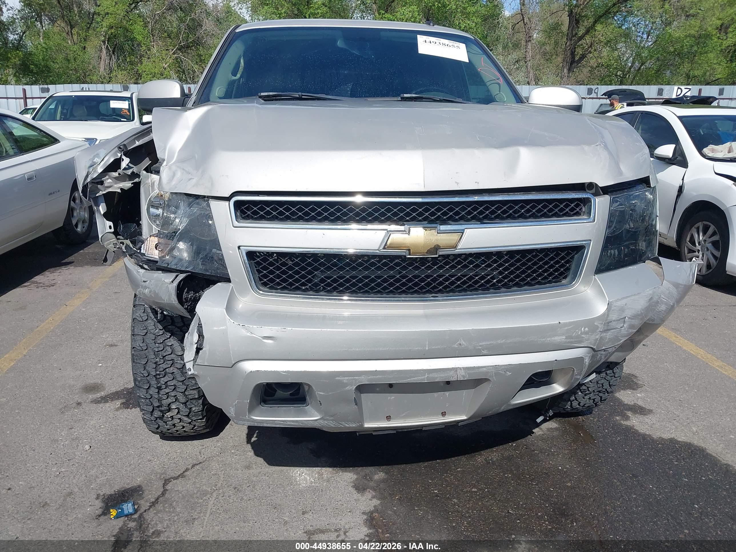 CHEVROLET SUBURBAN image 6
