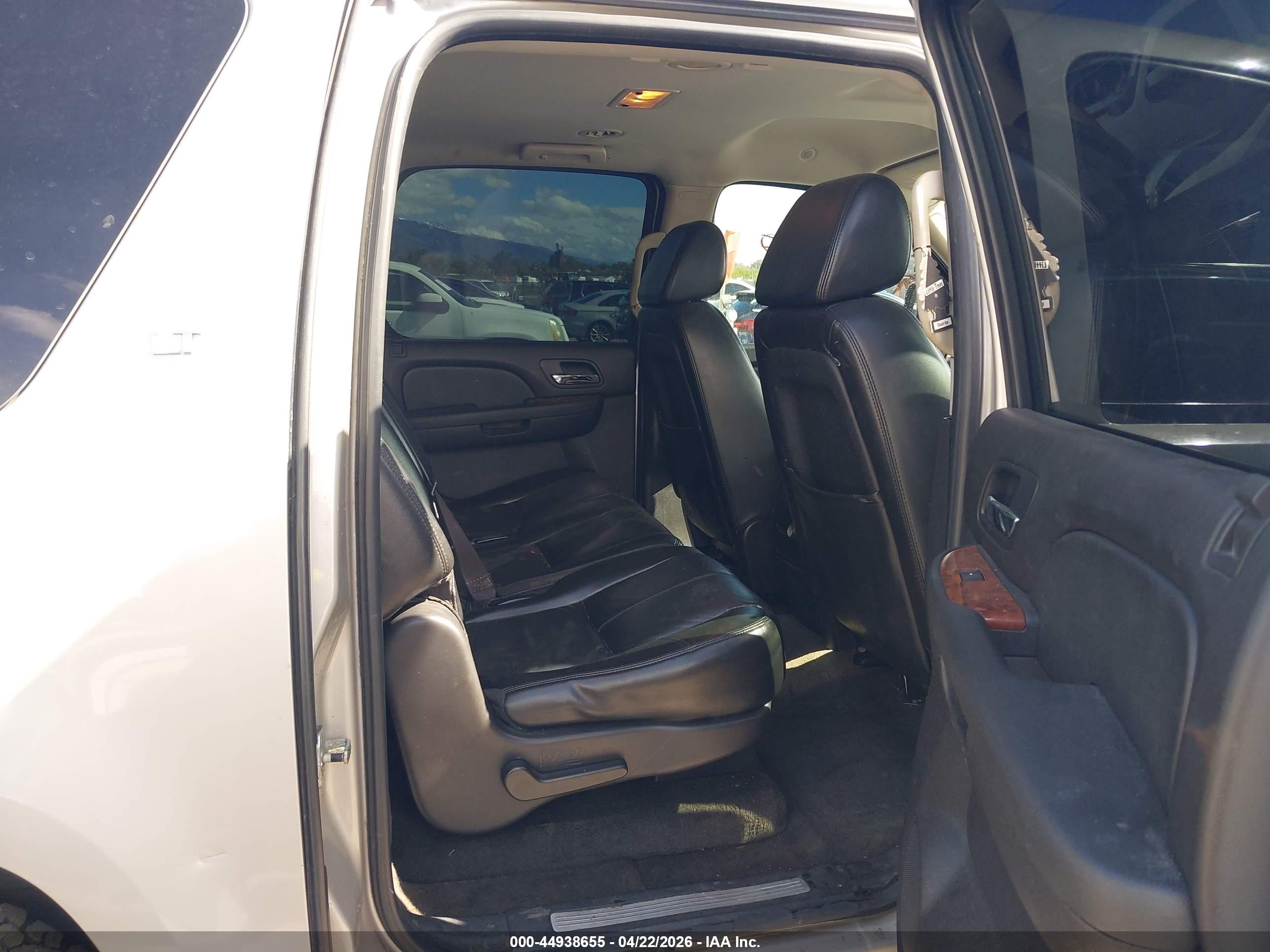 CHEVROLET SUBURBAN image 8
