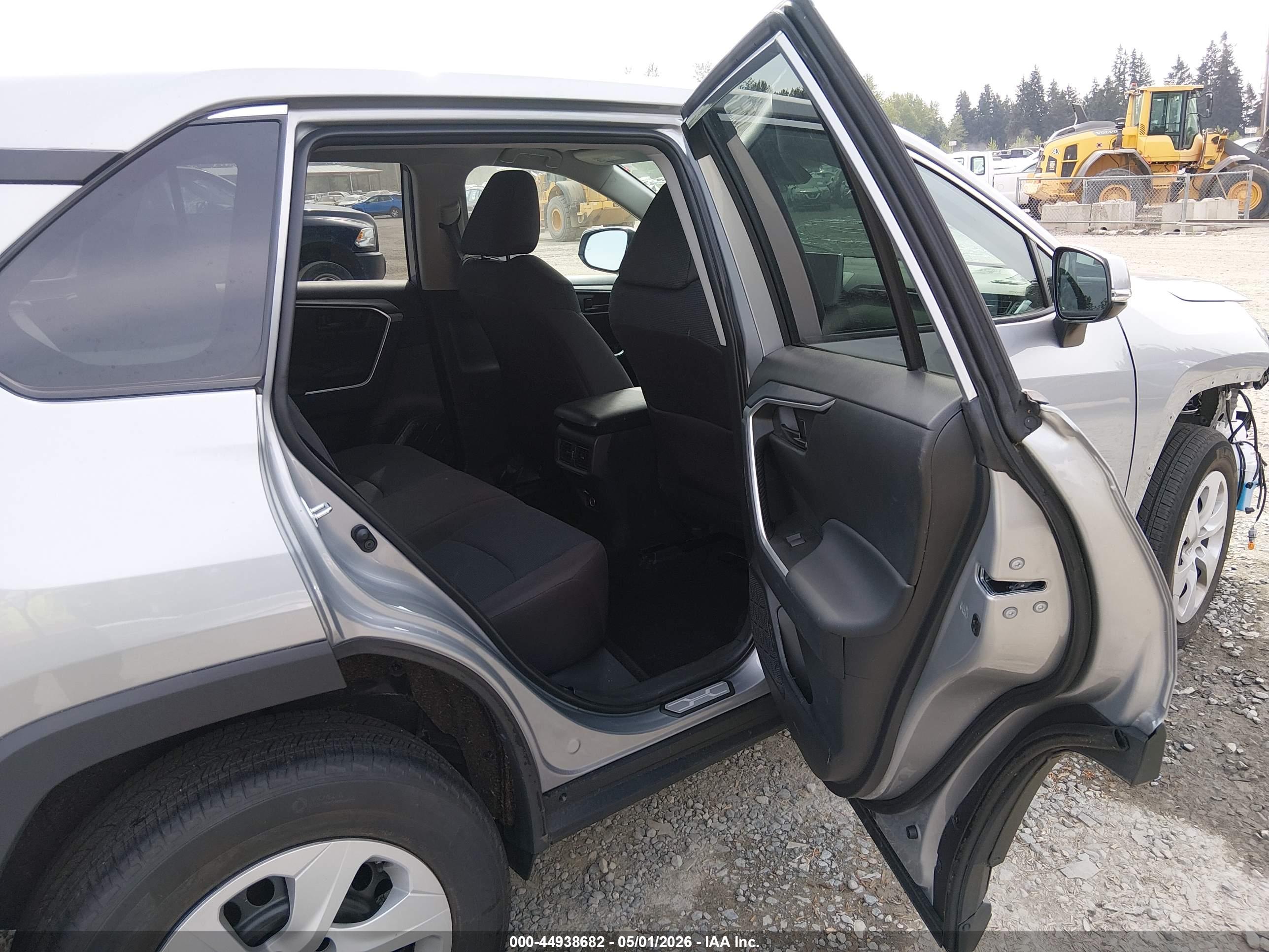 TOYOTA RAV4 image 8
