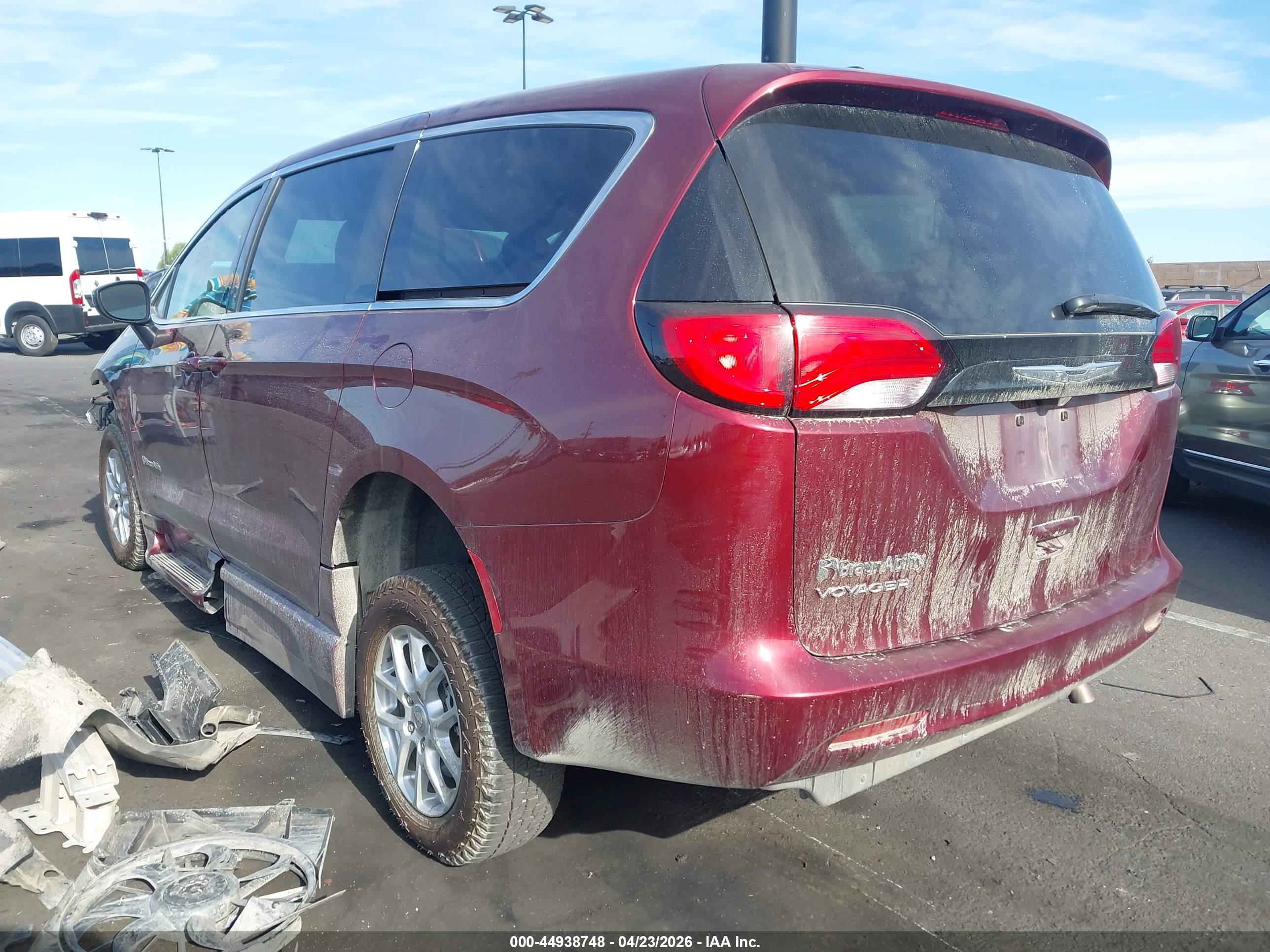 CHRYSLER VOYAGER image 3