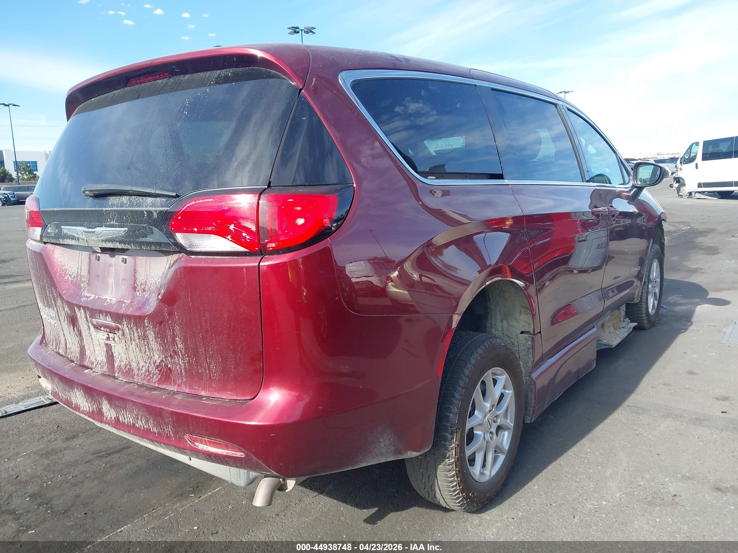 CHRYSLER VOYAGER image 4