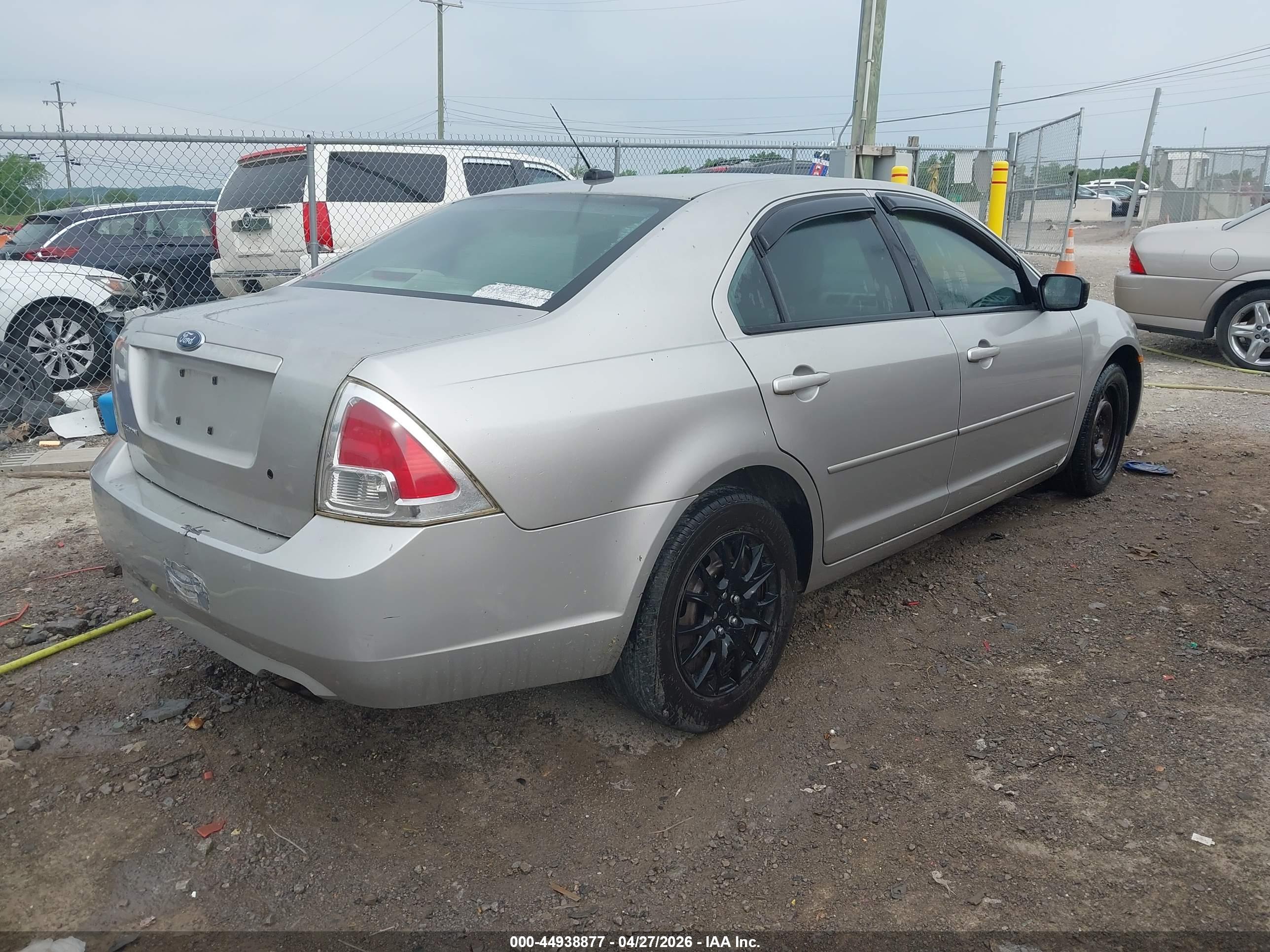 FORD FUSION image 4