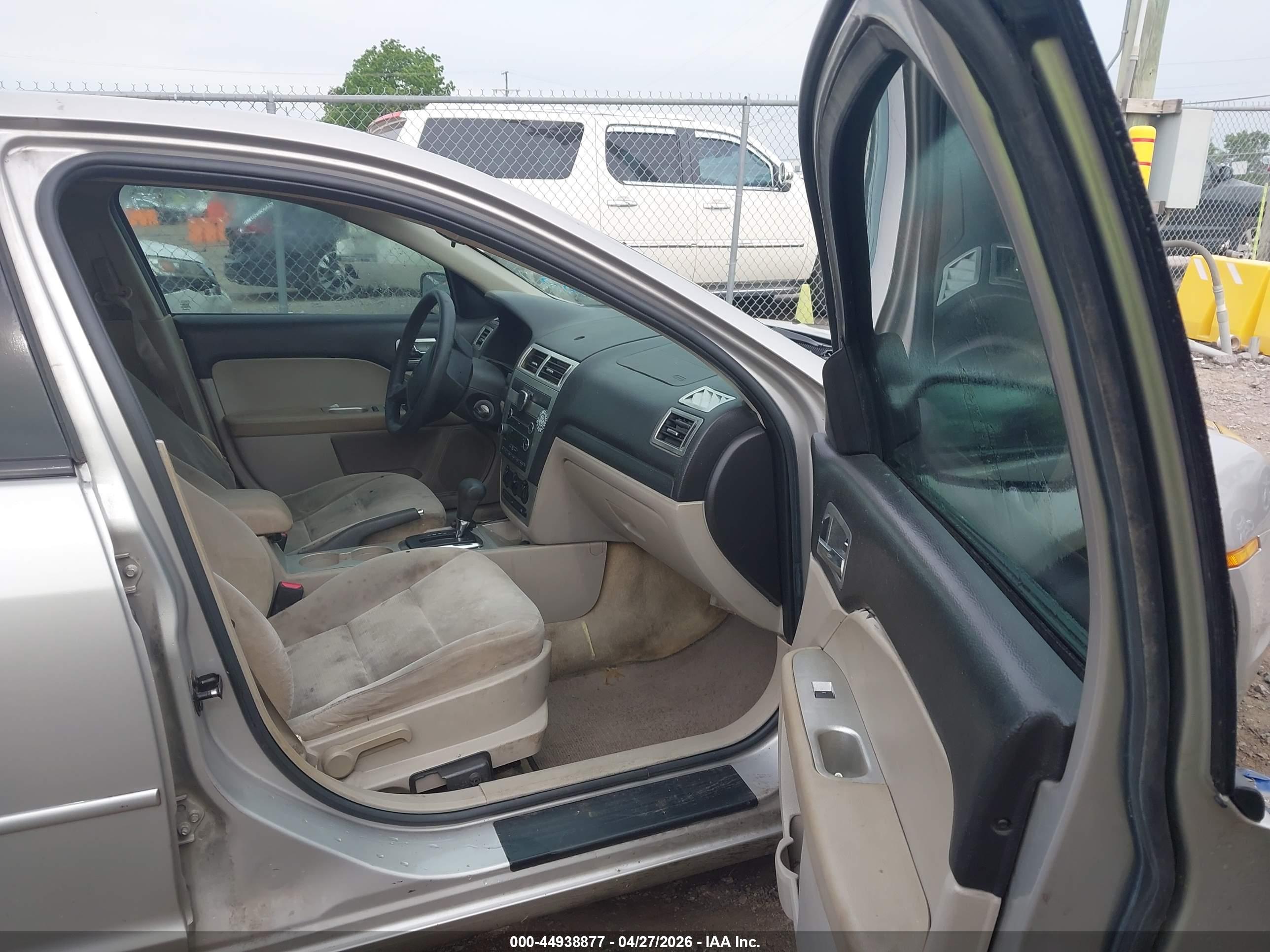 FORD FUSION image 5