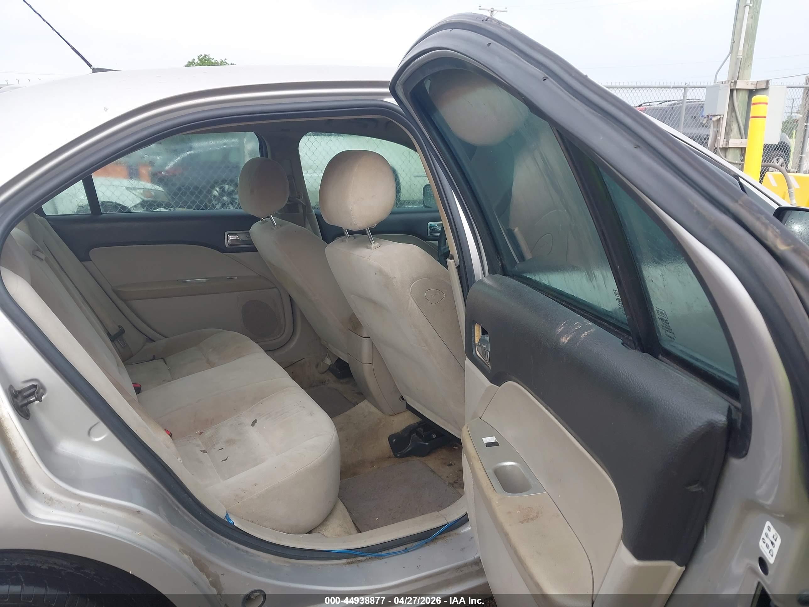 FORD FUSION image 8
