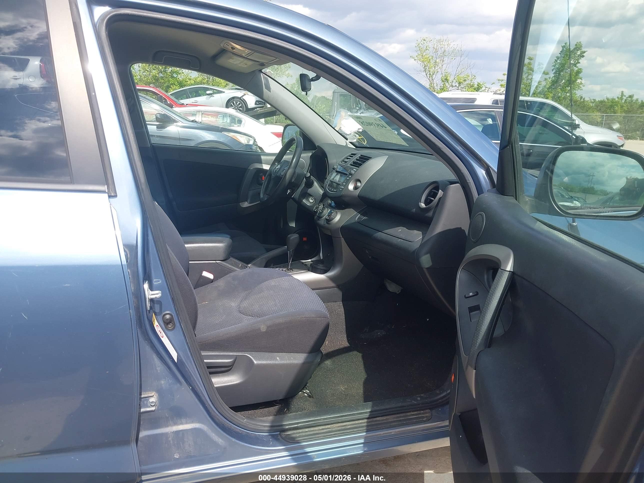 TOYOTA RAV4 image 5
