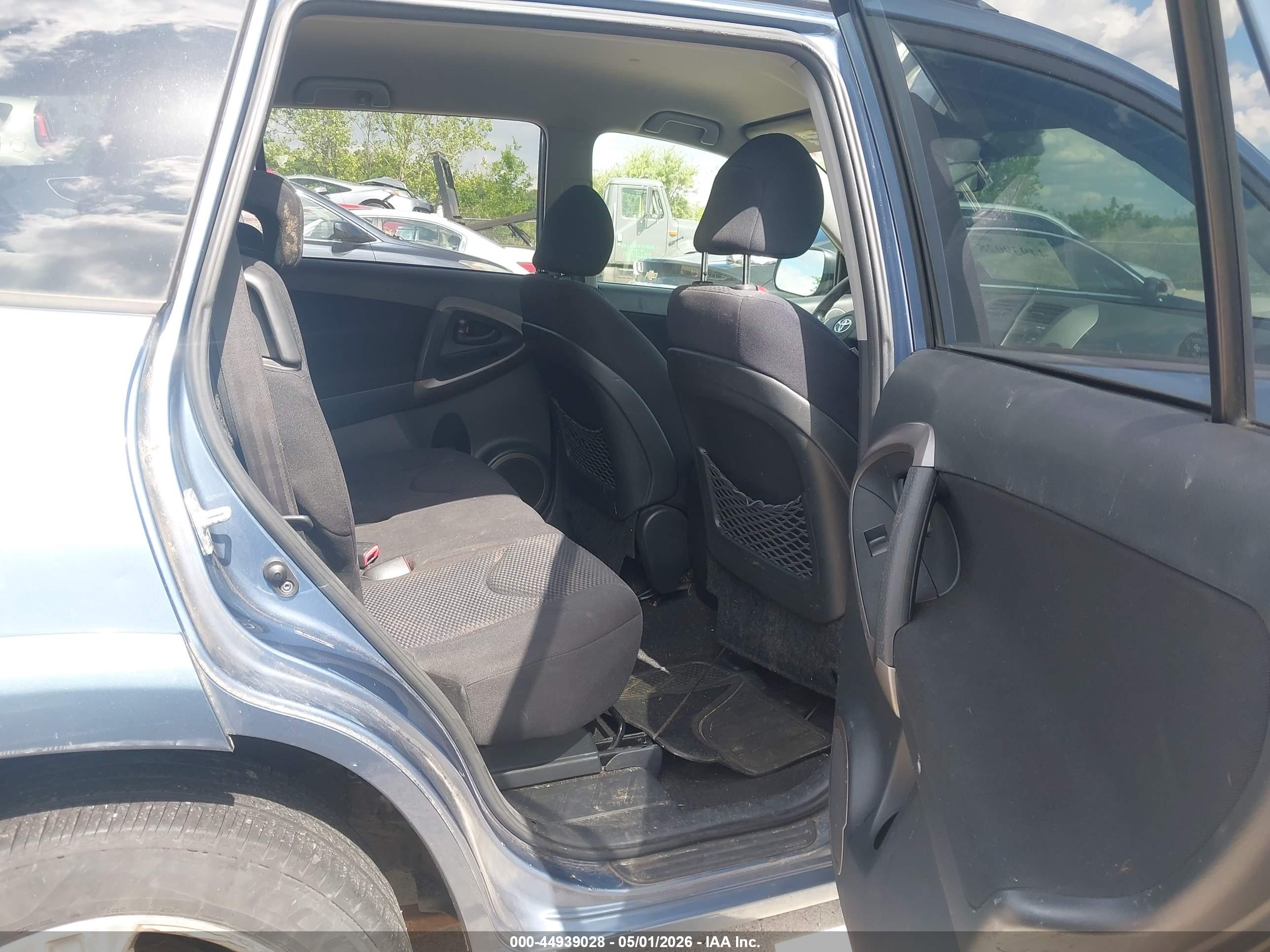 TOYOTA RAV4 image 8