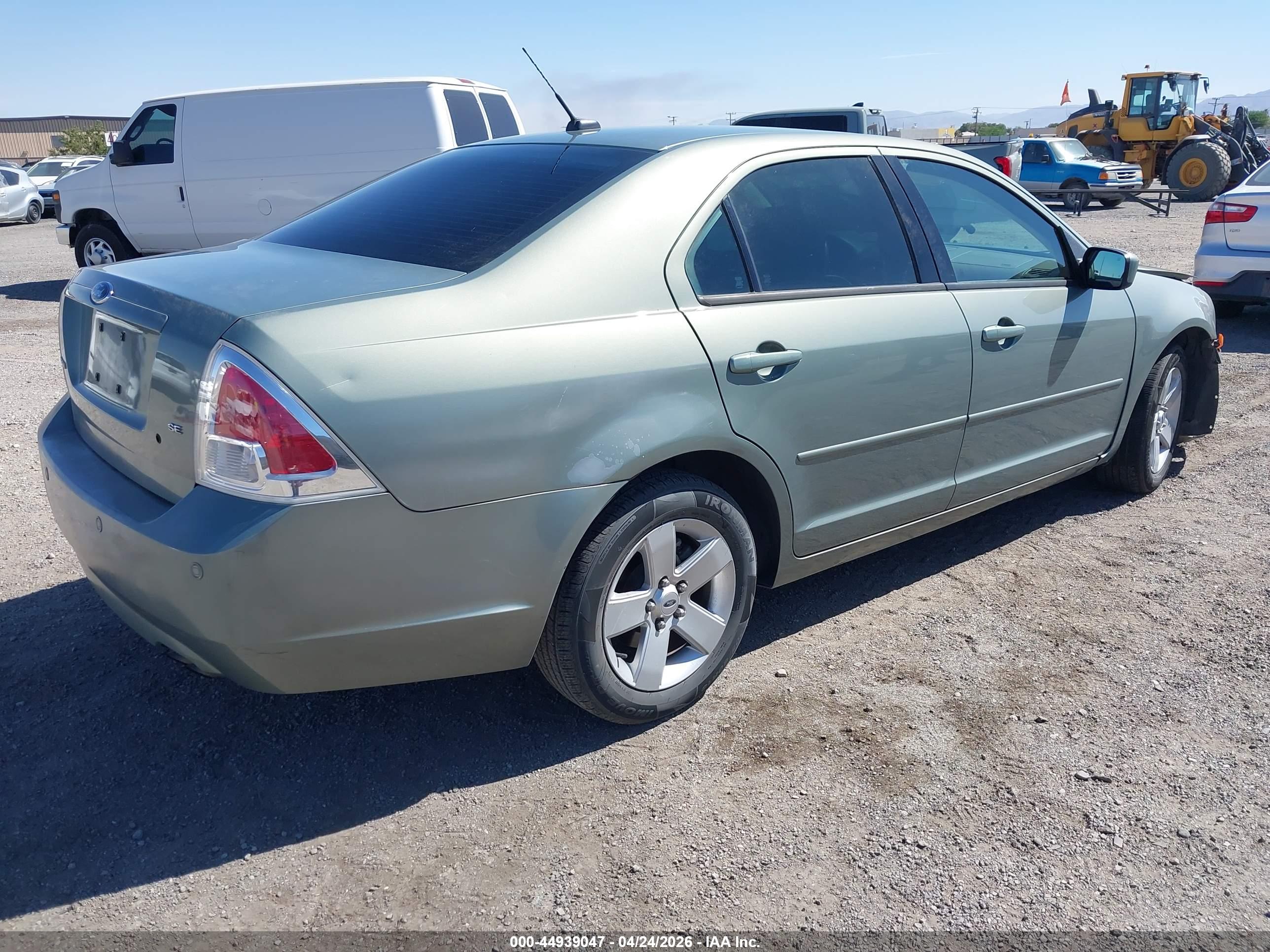 FORD FUSION image 4