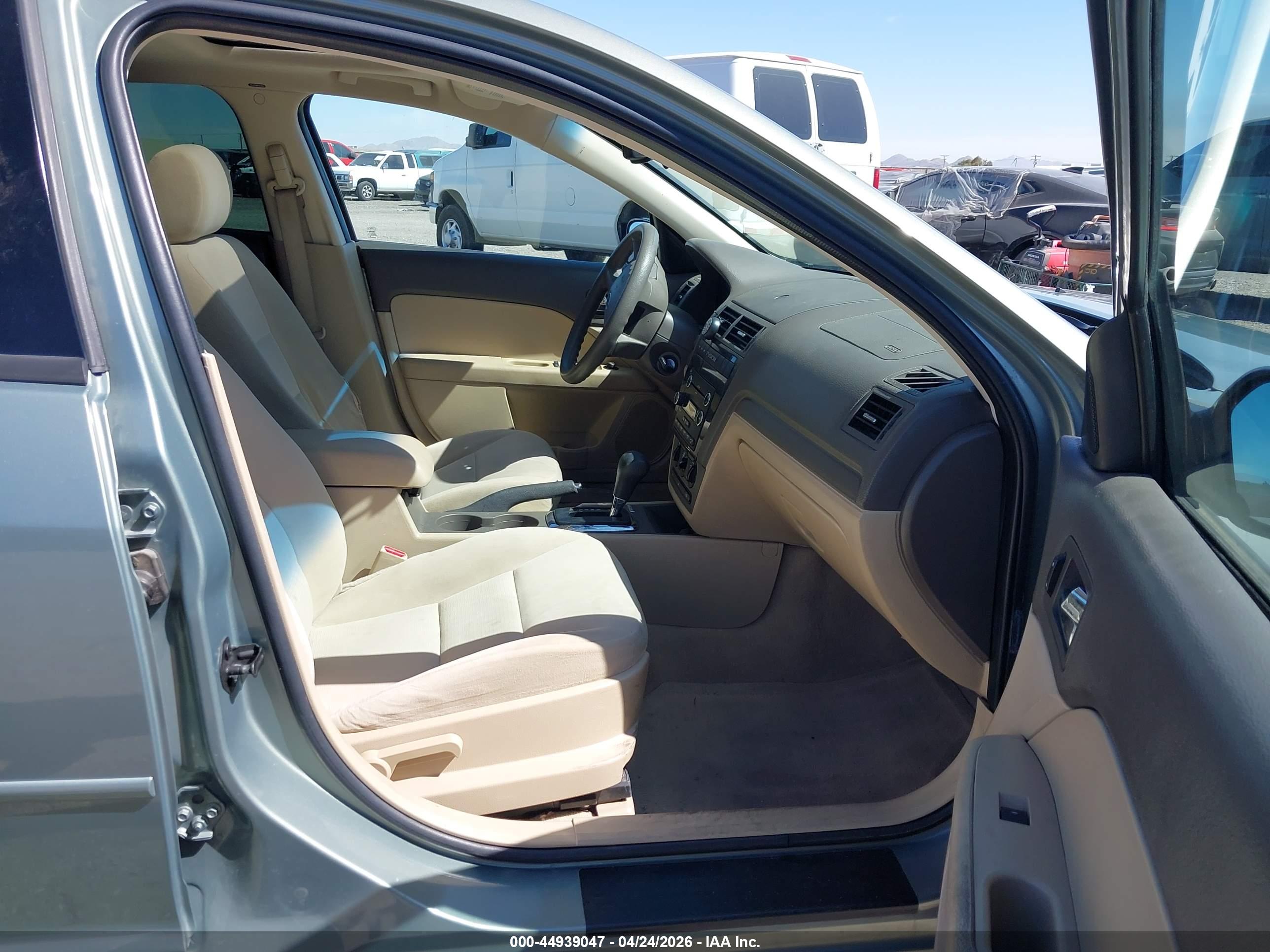 FORD FUSION image 5