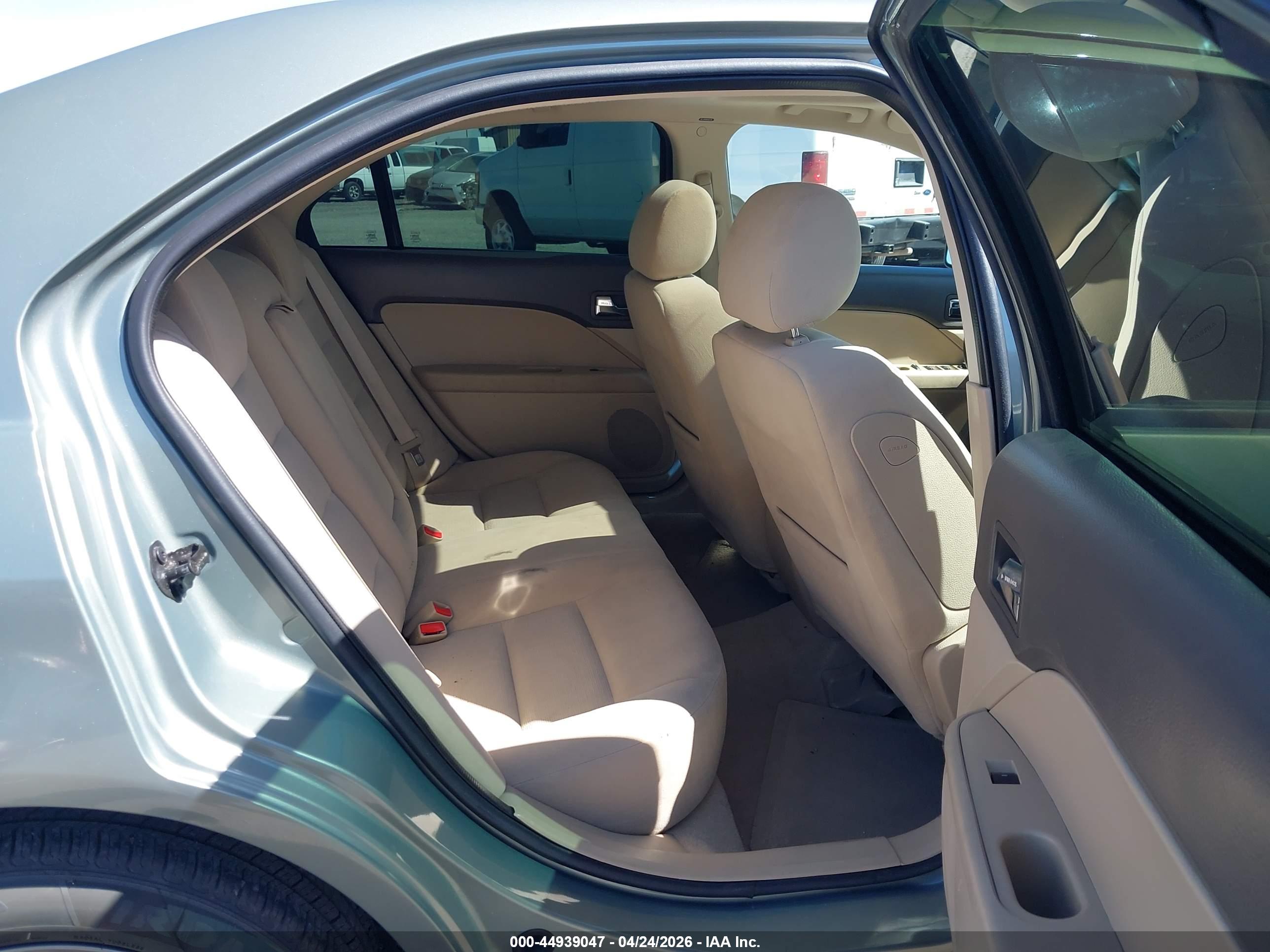 FORD FUSION image 8