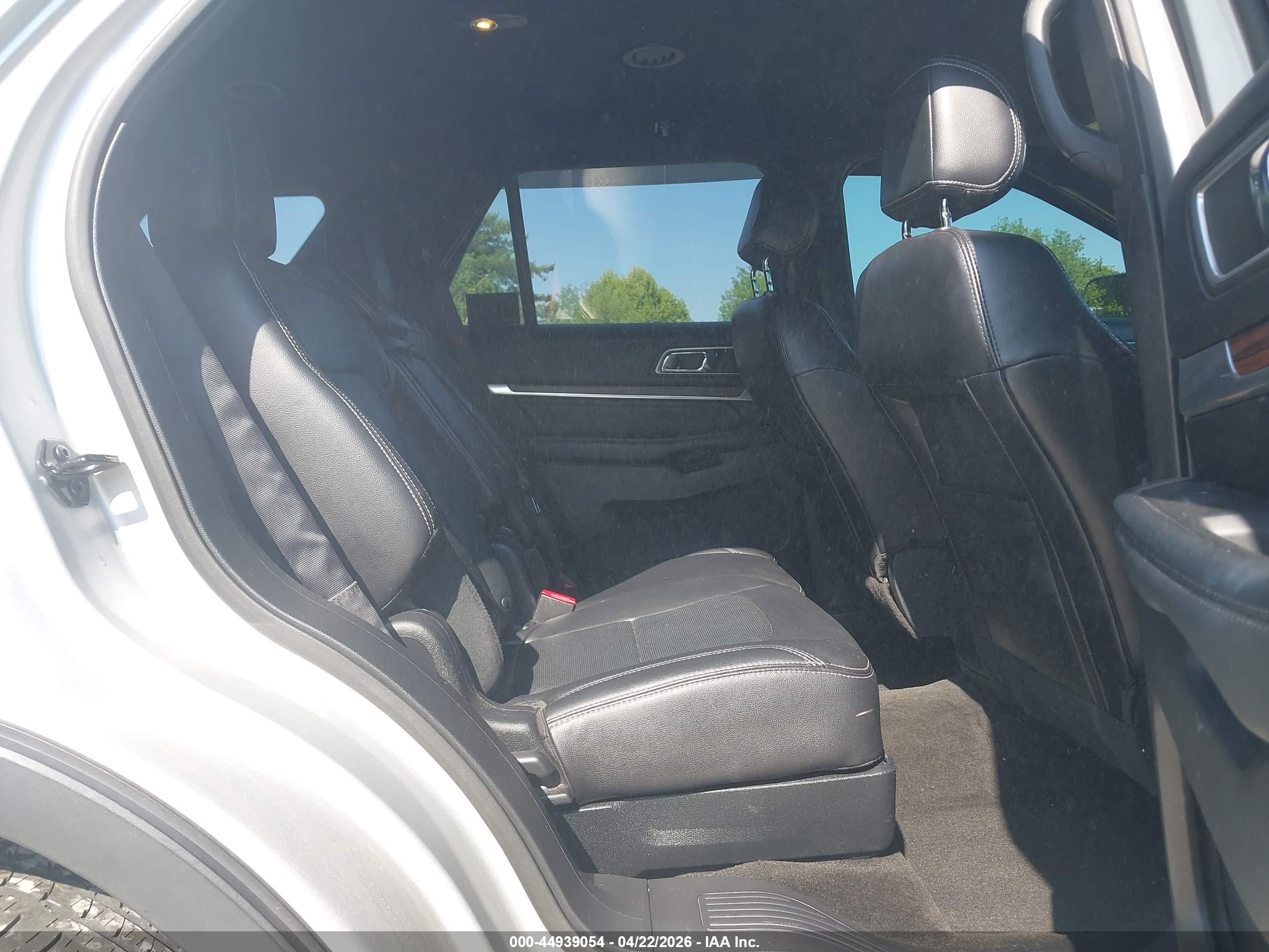 FORD EXPLORER image 8